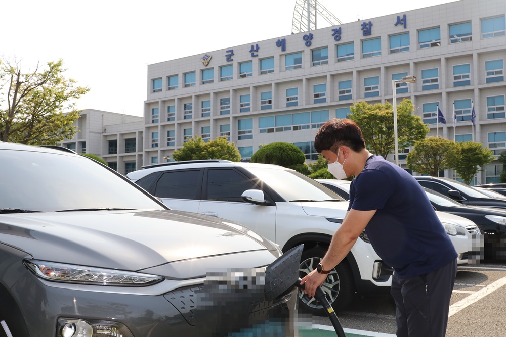 군산해경 옥외주차장에서 전기차 급속 충전기 누구나 24시간 이용 가능합니다.
