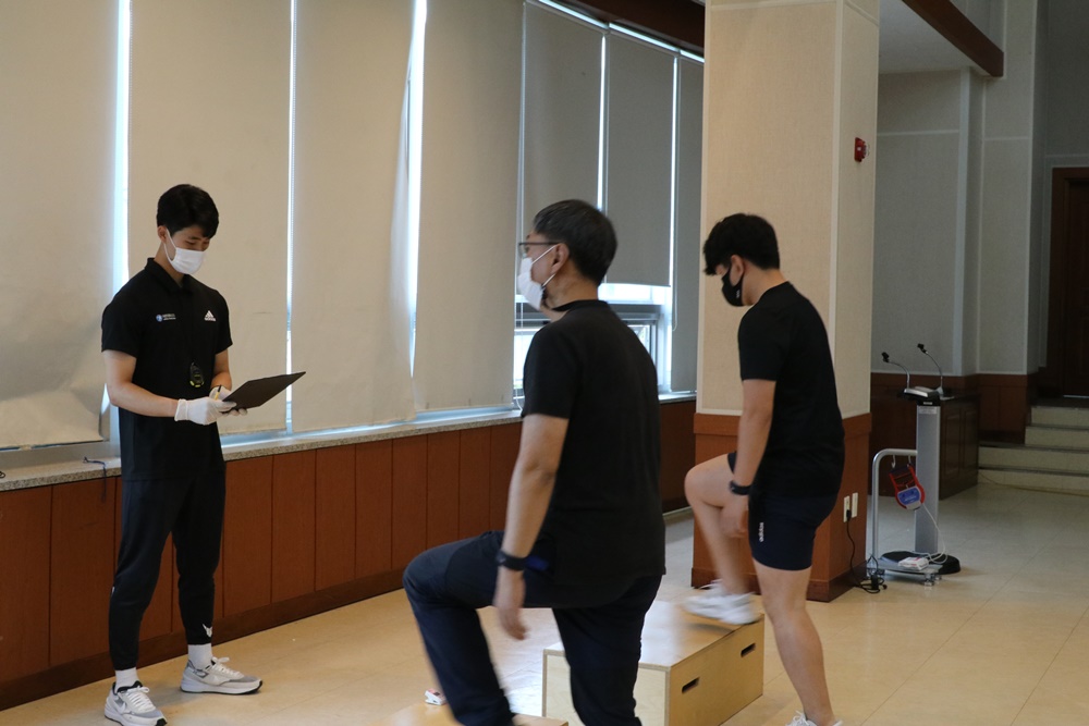 군산해경이 소속 경찰관을 대상으로 개별 기초체력 증진을 위한 체력검정을 실시하고 있다.