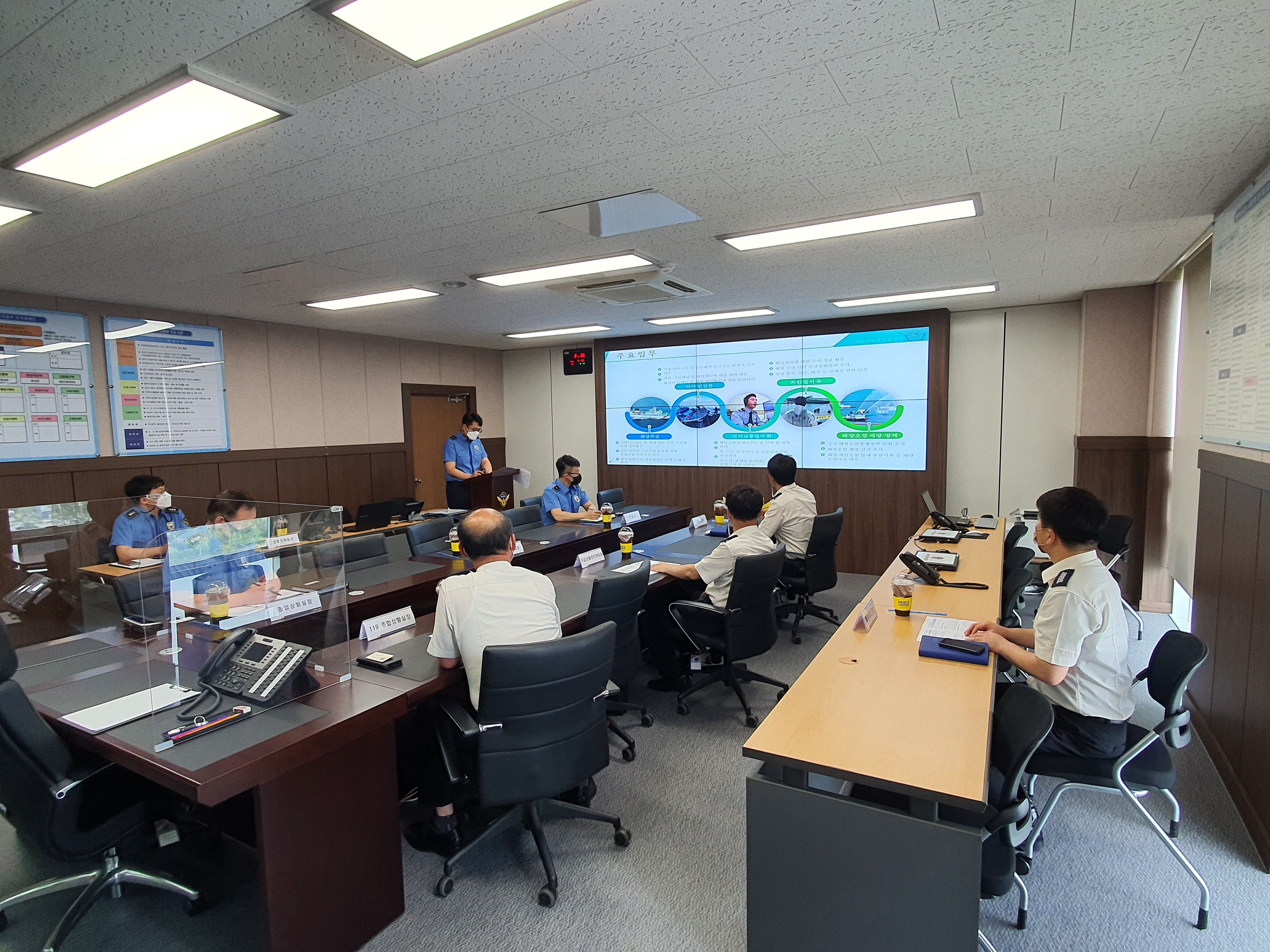 23일 서해지방해양경찰청 4층 지휘통제실에서 서해해경청과 전남 소방본부 종합상황실 관계자들이 긴급신고 공동대응 간담회를 하고 있다 (1)