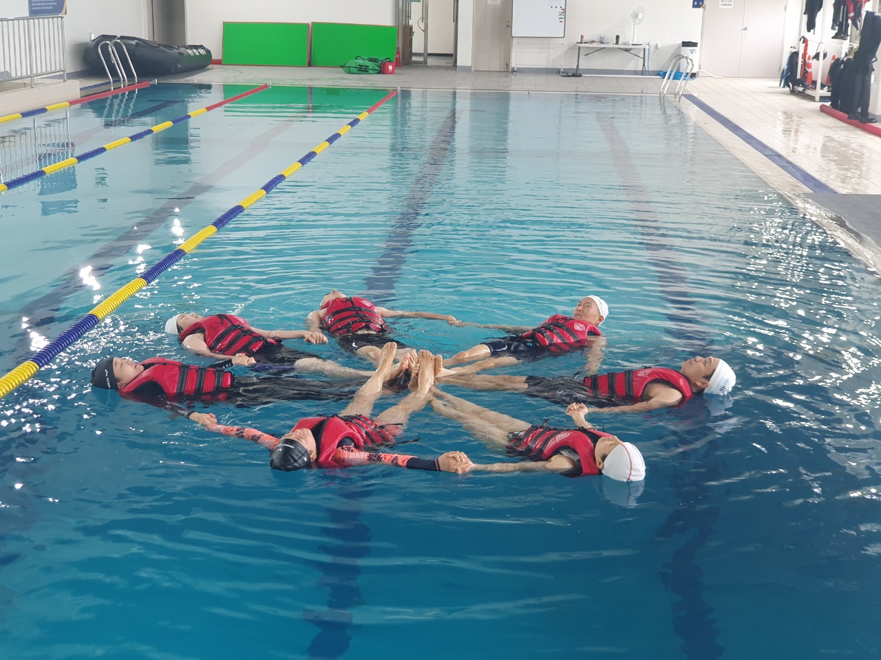 생존수영 교육을 받고 있는 어린이집과 초등학교 교사들.