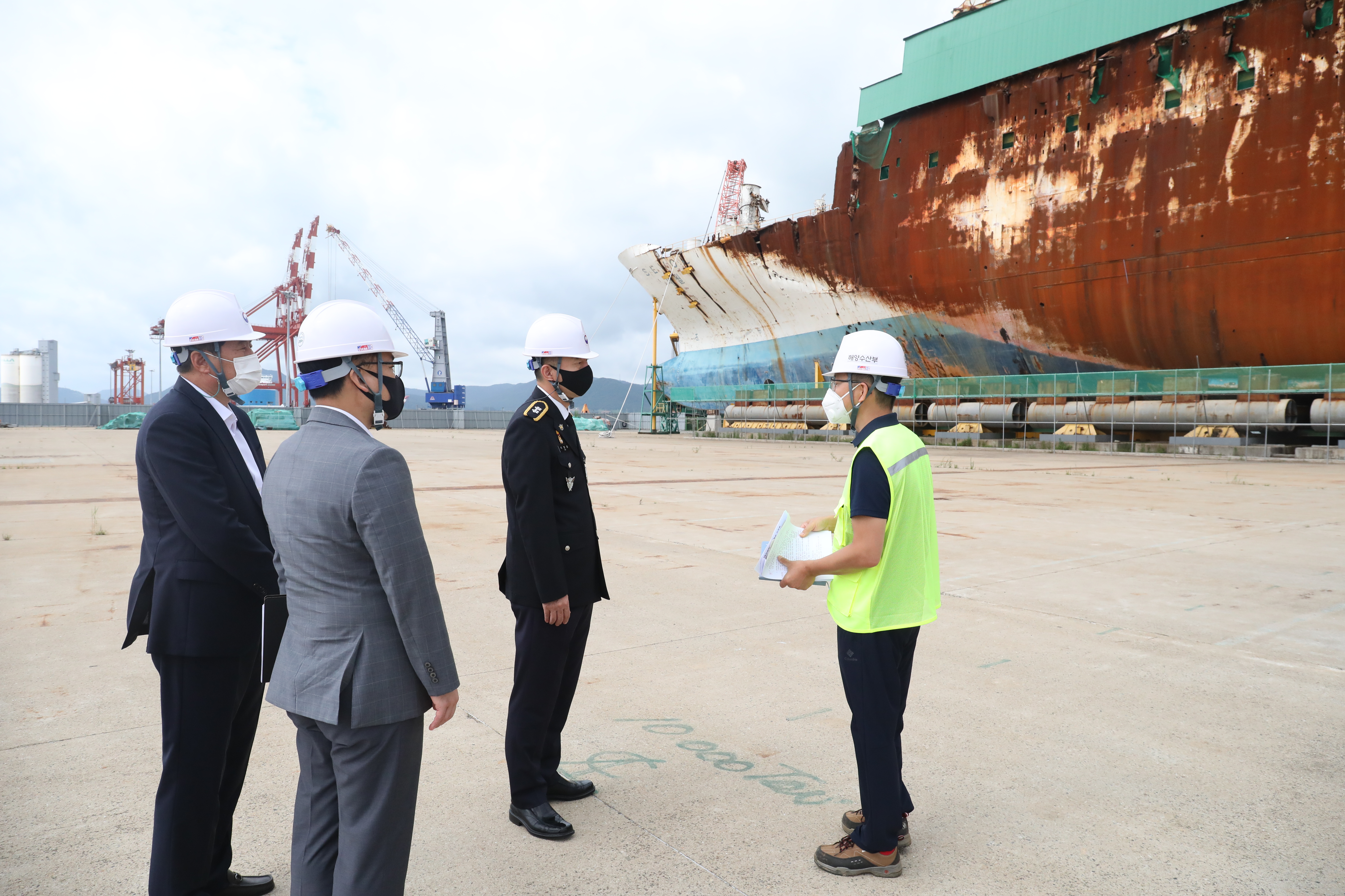 이명준 서해지방해양경찰청장이 13일 세월호 선체가 있는 전남 목포 신항을 찾아 희생자를 추모하고 관계자에게 설명을 듣고 있다.