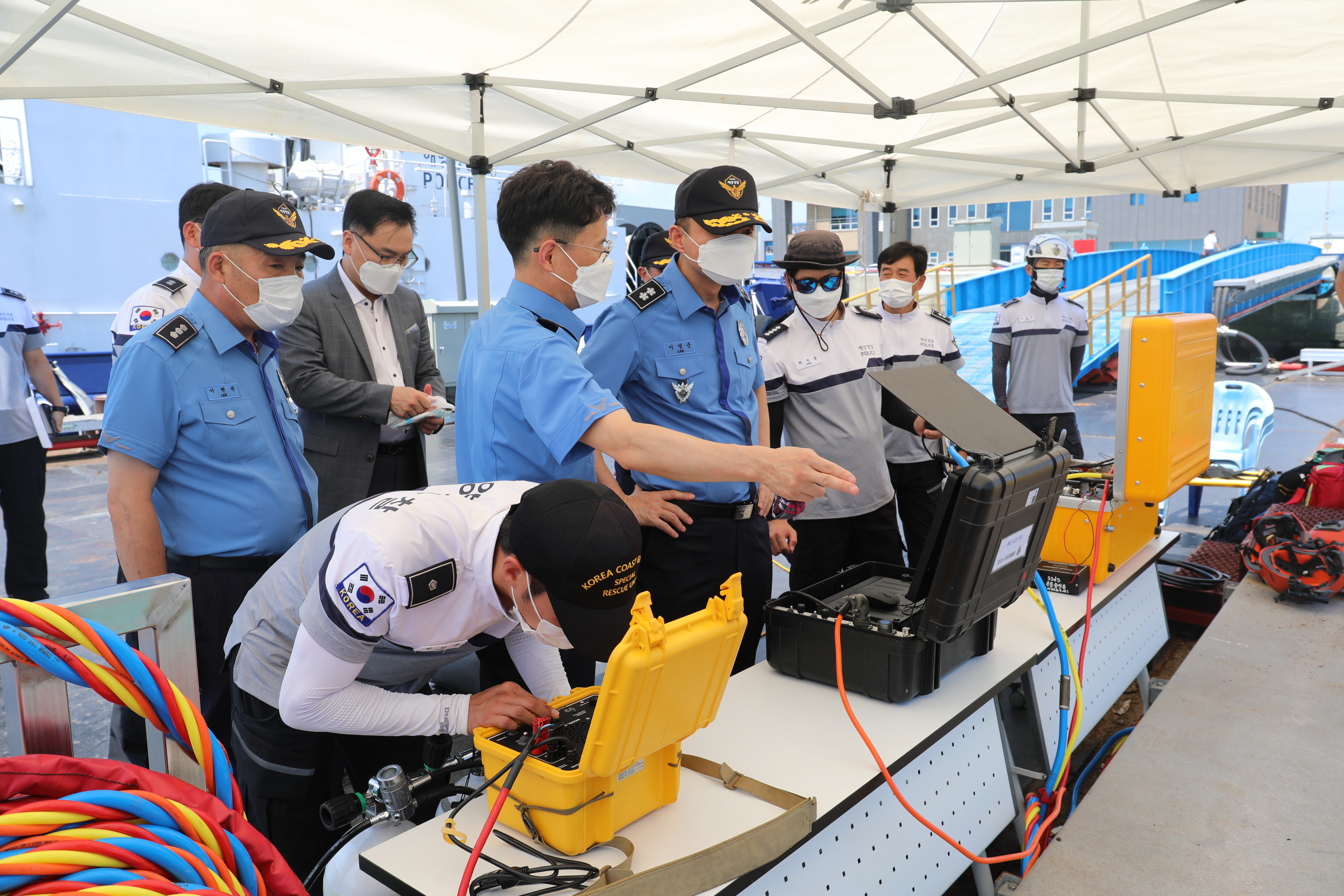 이명준 서해지방해양경찰청장이 28일 목포시 해경 전용부두에 있는 서해해양특수구조대를 방문해 훈련 모습을 지켜보고 있다.