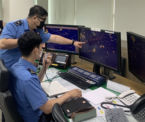 여수연안해상교통관제센터 관제사들이 해상교통상황을 점검하고 있는 모습.