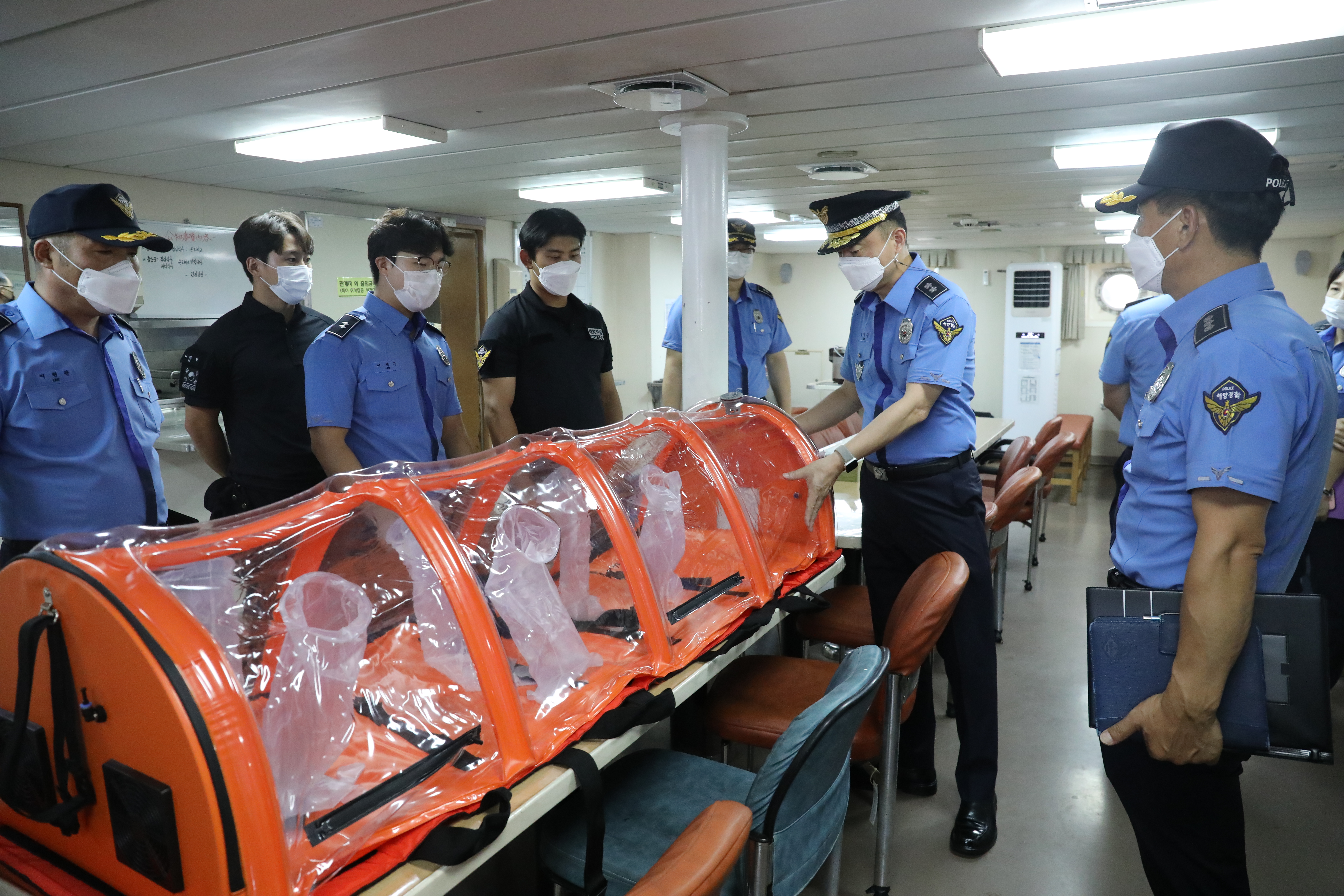 이명준 서해지방해양경찰청장이 6일 목포시 죽교동 해경 전용부두에 정박해 있는 경비함정 1508함을 방문해 코로나19 확진자 및 의심자 이송 시 사용하는 음압캐리어를 점검하고 있다.