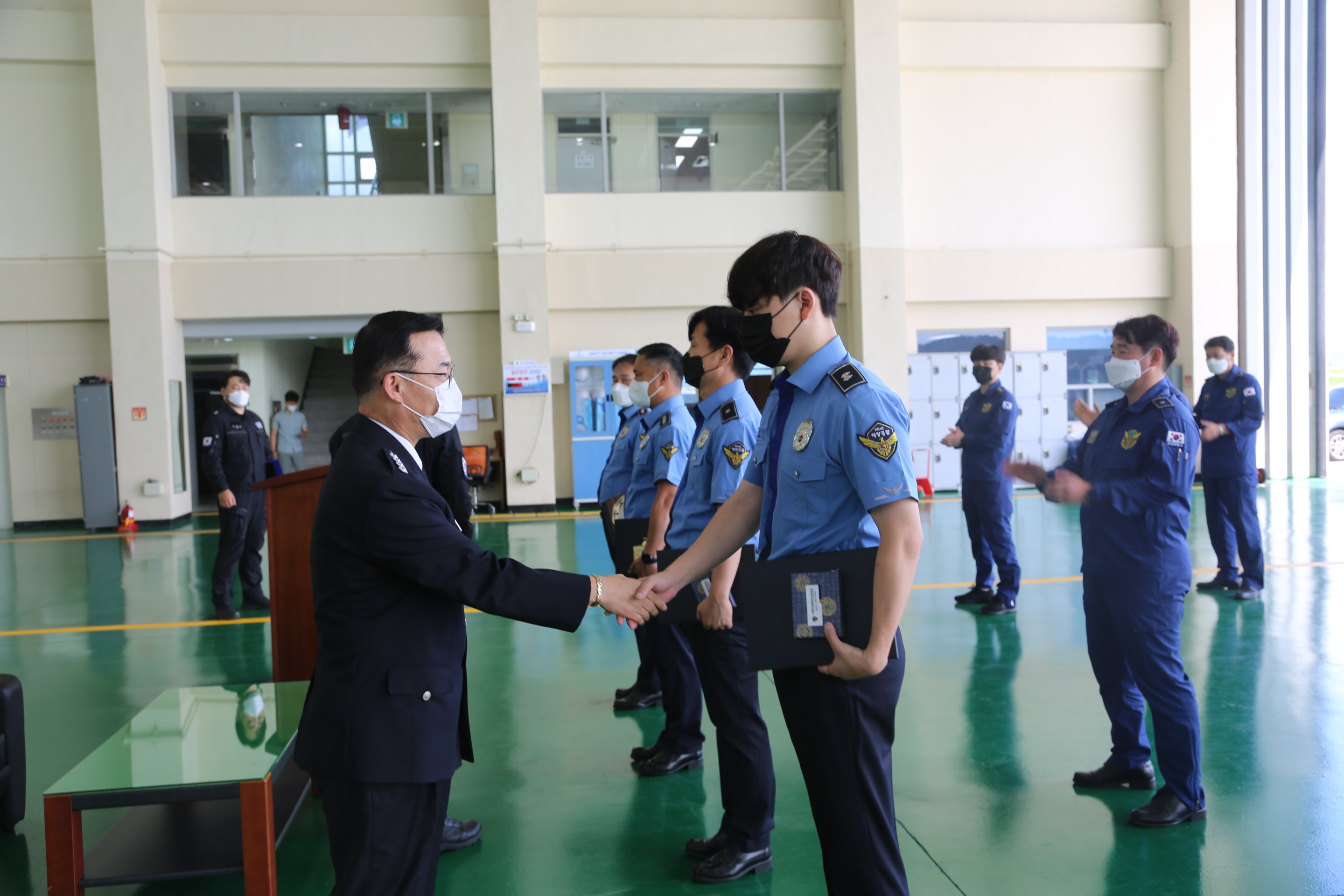 서해해경청 박제수 항공단장이 여수 항공대 무사고 비행 15주년을 맞아 18일 오전 항공대 계류장에서 김경식 경사 등 업무유공자 3명에게 해경청장 표창장 등을 수여했다.