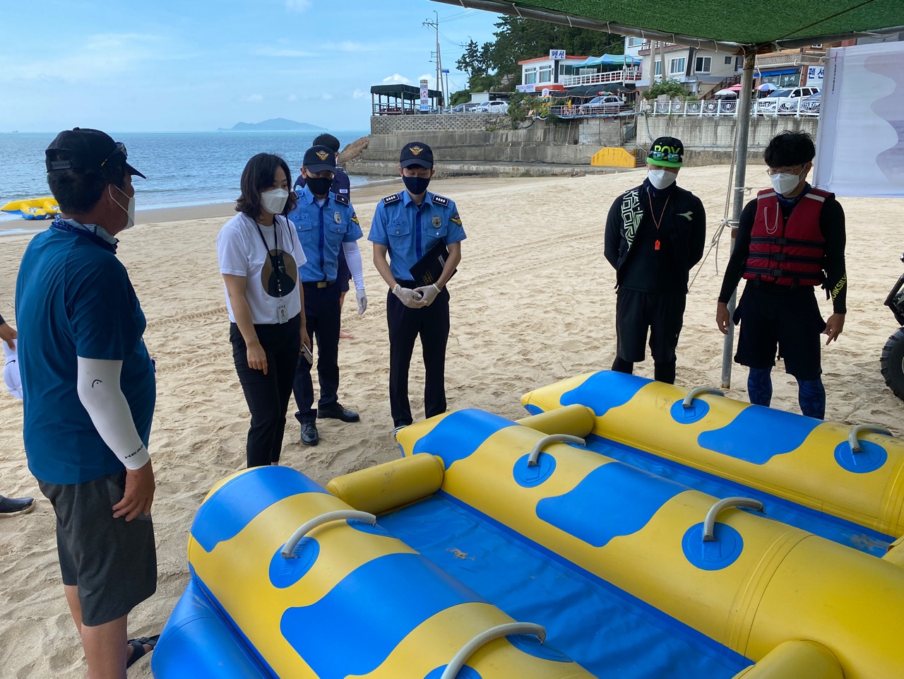 서해지방해양경찰청 소속 경찰관들이 수상레저사업장의 레저기구를 점검하고 있는 모습.