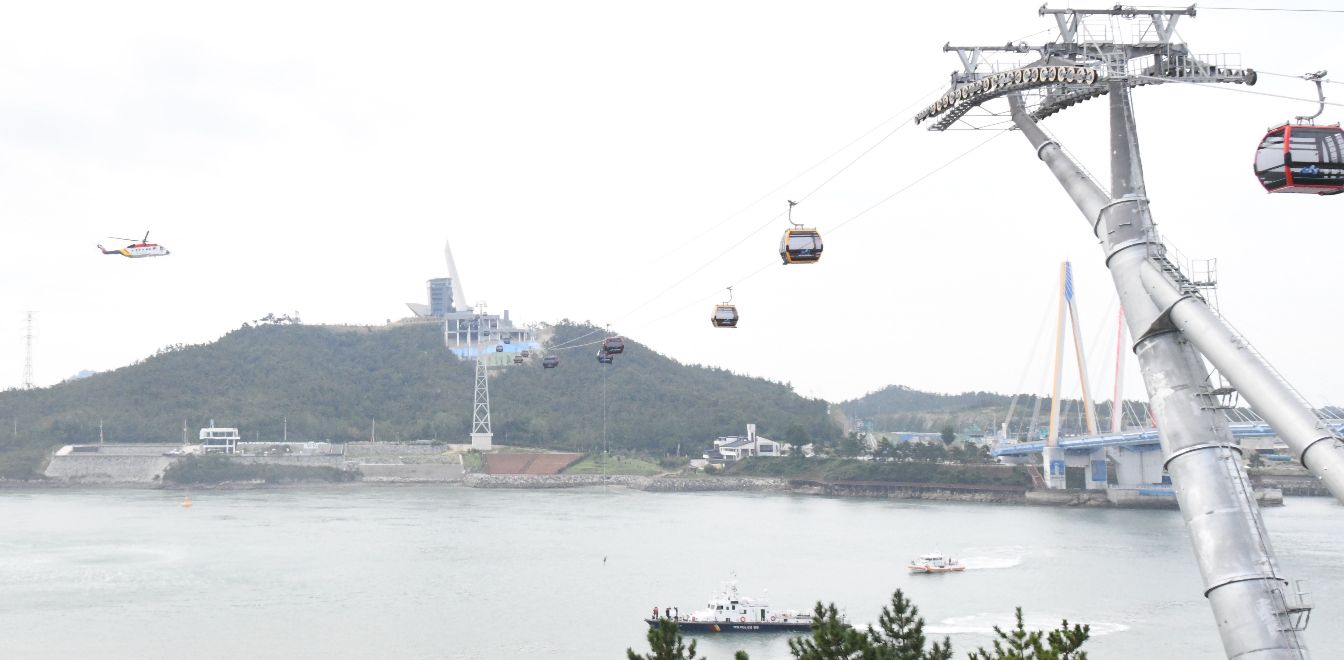 서해지방해양경찰청과 유관기관, 해상케이블카 회사 등이 30일 전남 해남군 우수영 인근 해상에서 해상케이블카 사고 대비 합동훈련을 실시하고 있다.