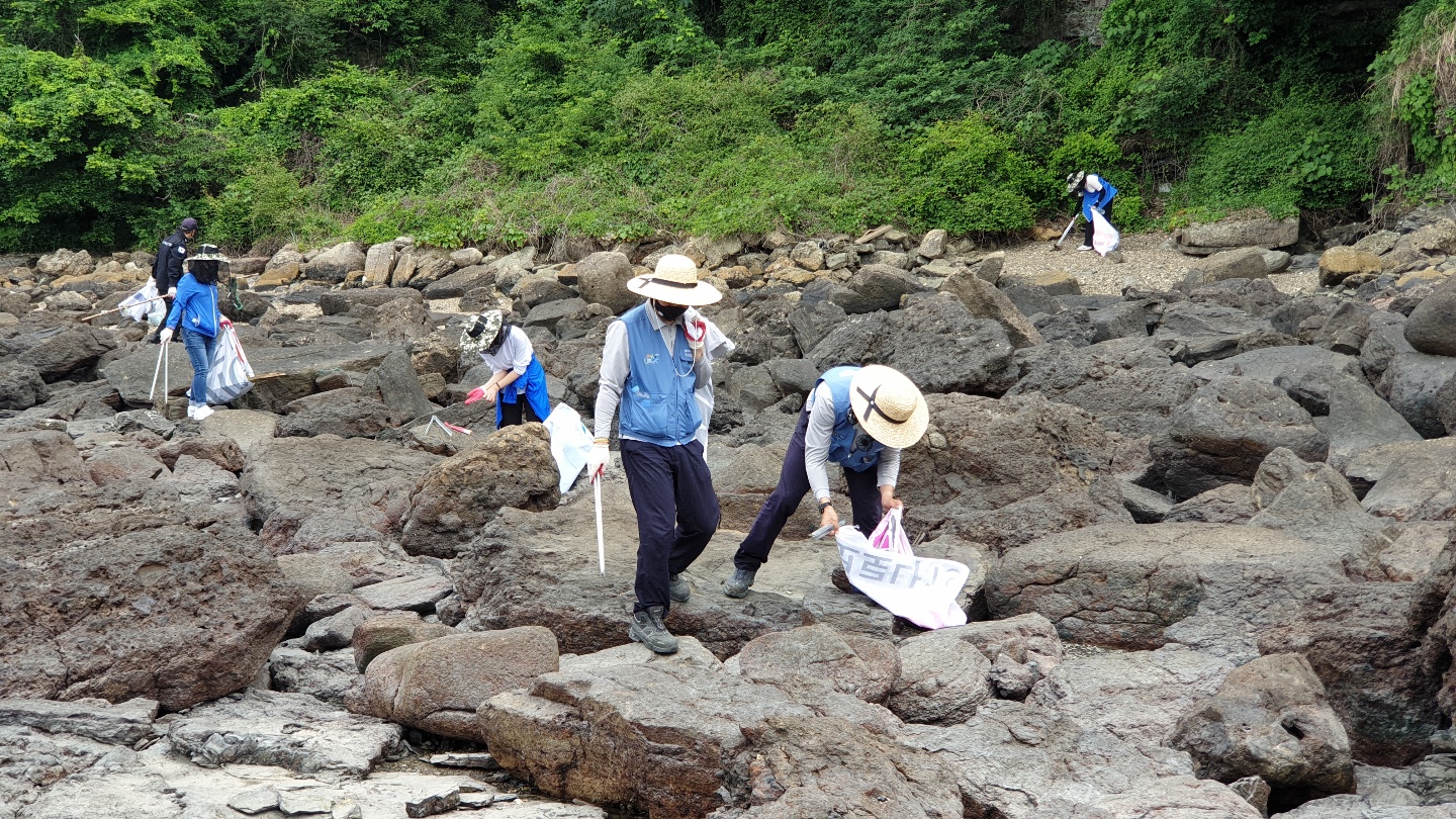 해양쓰레기를 수거하는 모습