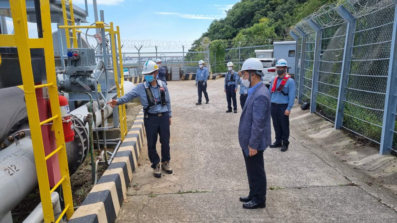 김만중 서해지방해양경찰청 해양오염방제과장이 8일 GS칼텍스 여수공장에서 해양시설을 둘러보고 있다.