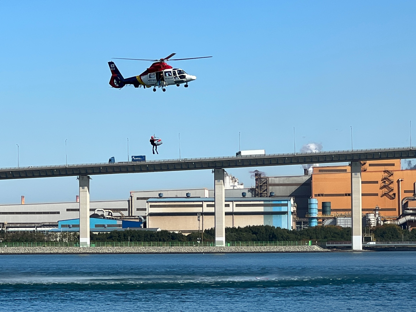 서해지방해양경찰청과 여수광양항만공사가 28일 광양항 중마 일반부두 앞 해상에서 전남 동부권 해역 인명구조 합동훈련을 실시하고 있다.
