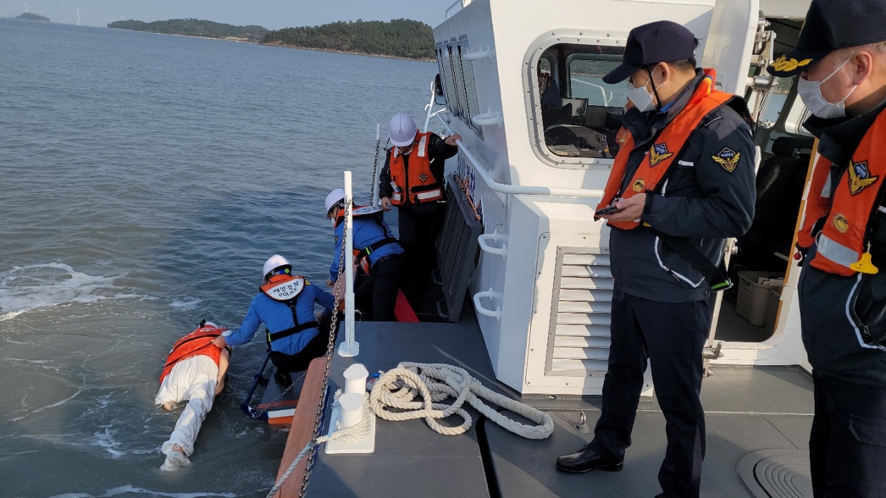 서해지방해양경찰청 종합상황실 직원들이 현장부서 업무 이해도를 높이기 위해 지난 16일 신안파출소 연안구조정에서 인명구조 훈련을 하고 있다.