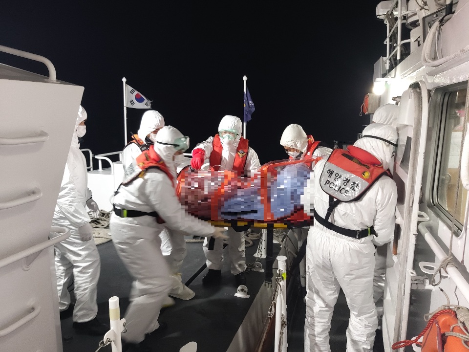 서해지방해양경찰청 소속 경찰관들이 응급환자를 이송하고 있는 모습