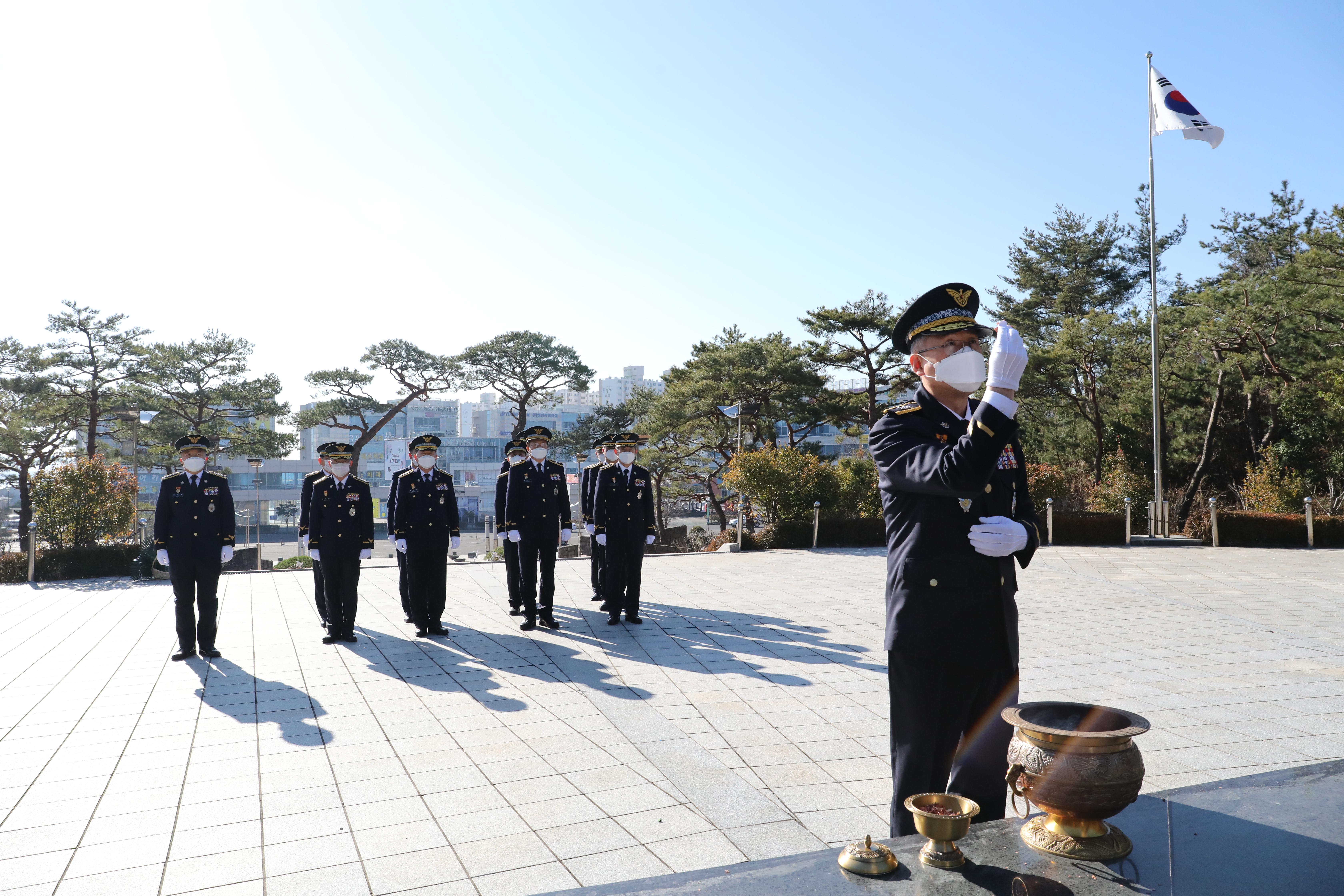 김종욱 서해지방해양경찰청장이 3일 목포시 부흥산 현충탑에서 분향을 하고 있다.
