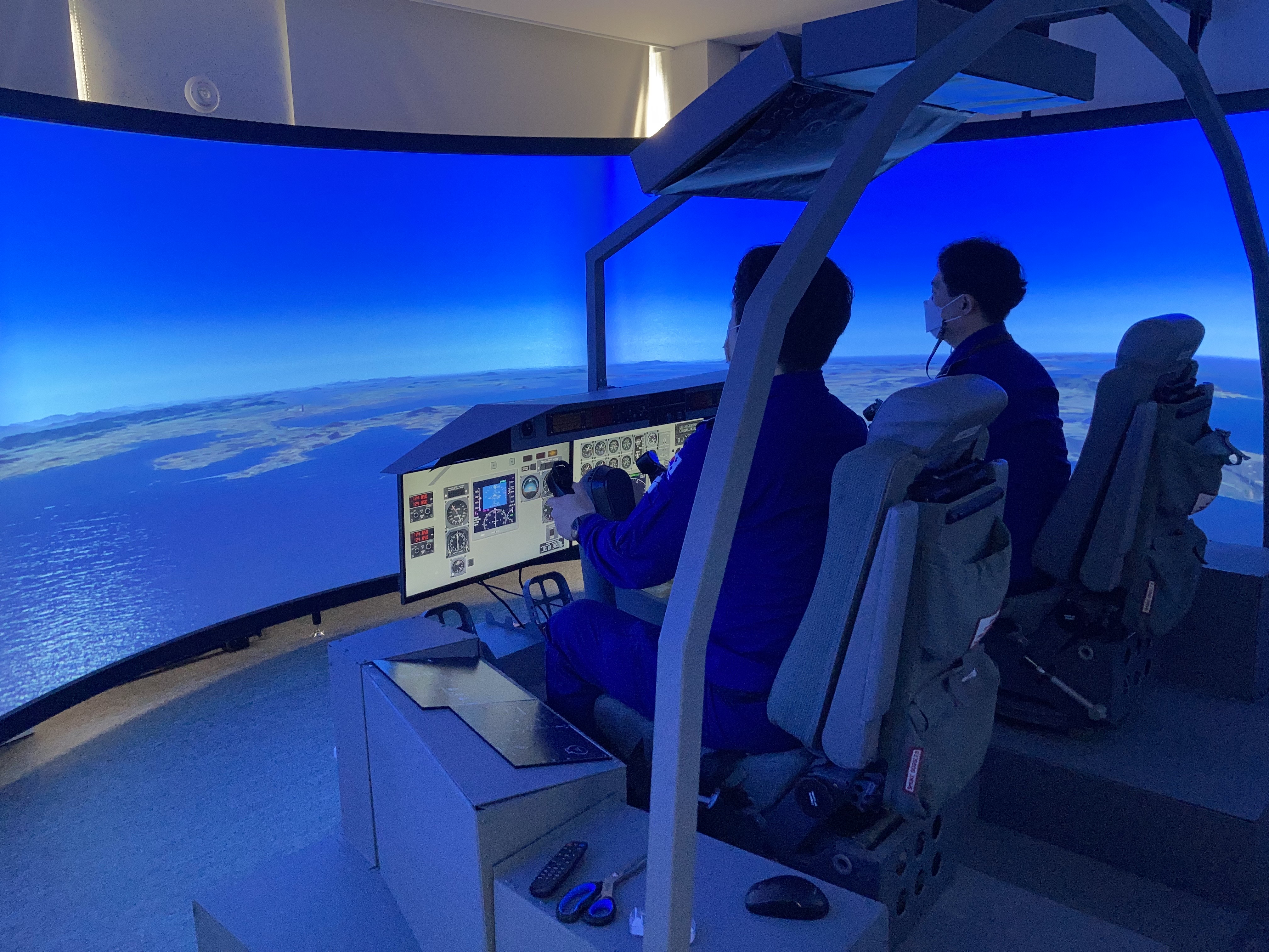 서해지방해양경찰청 무안고정익항공대원들이 CN-235 시뮬레이터에서 모의 비행훈련을 하고 있다.