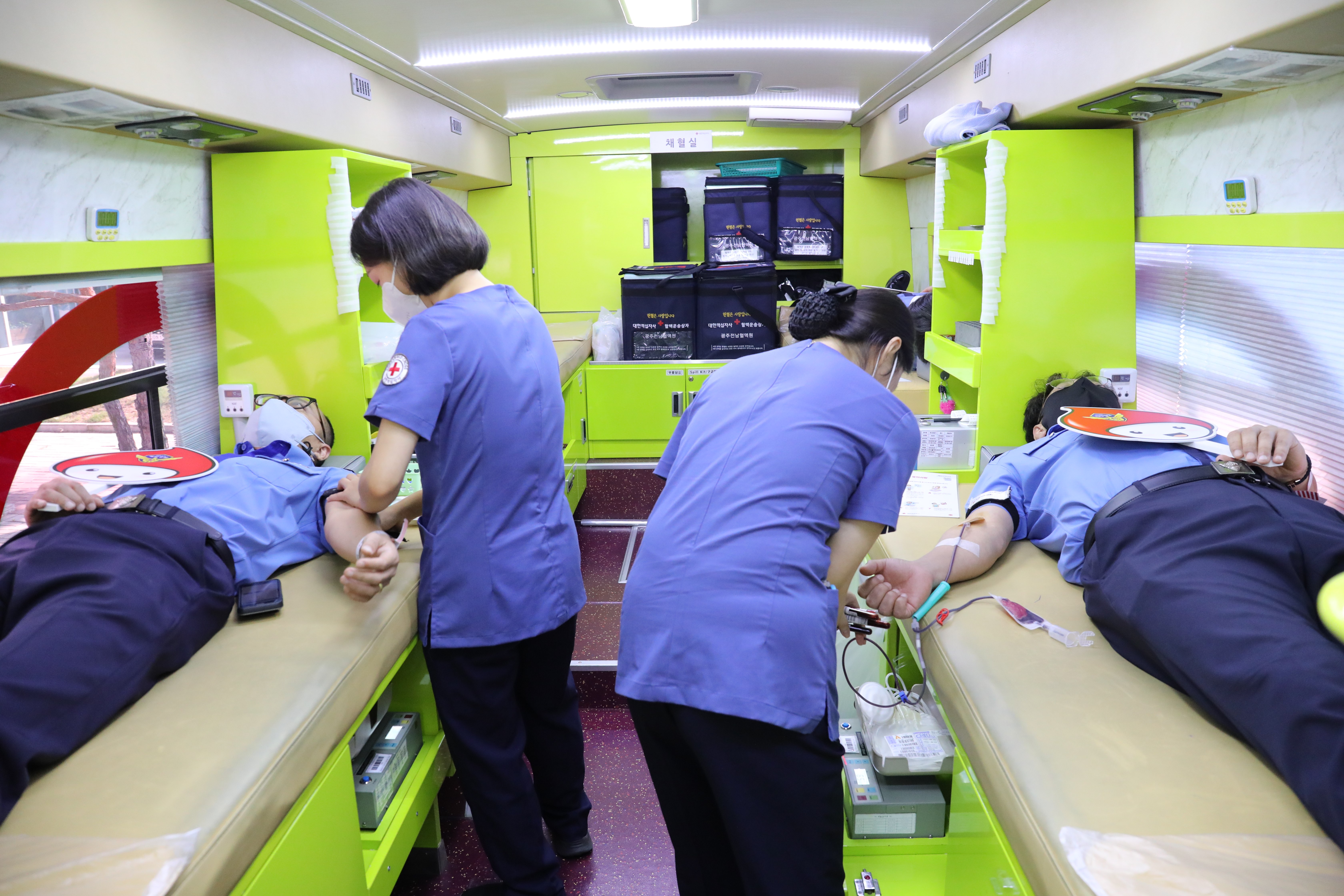 서해지방해양경찰청 경찰관들이 29일 청사 주차장에 마련된 헌혈버스에서 헌혈을 하고 있다.