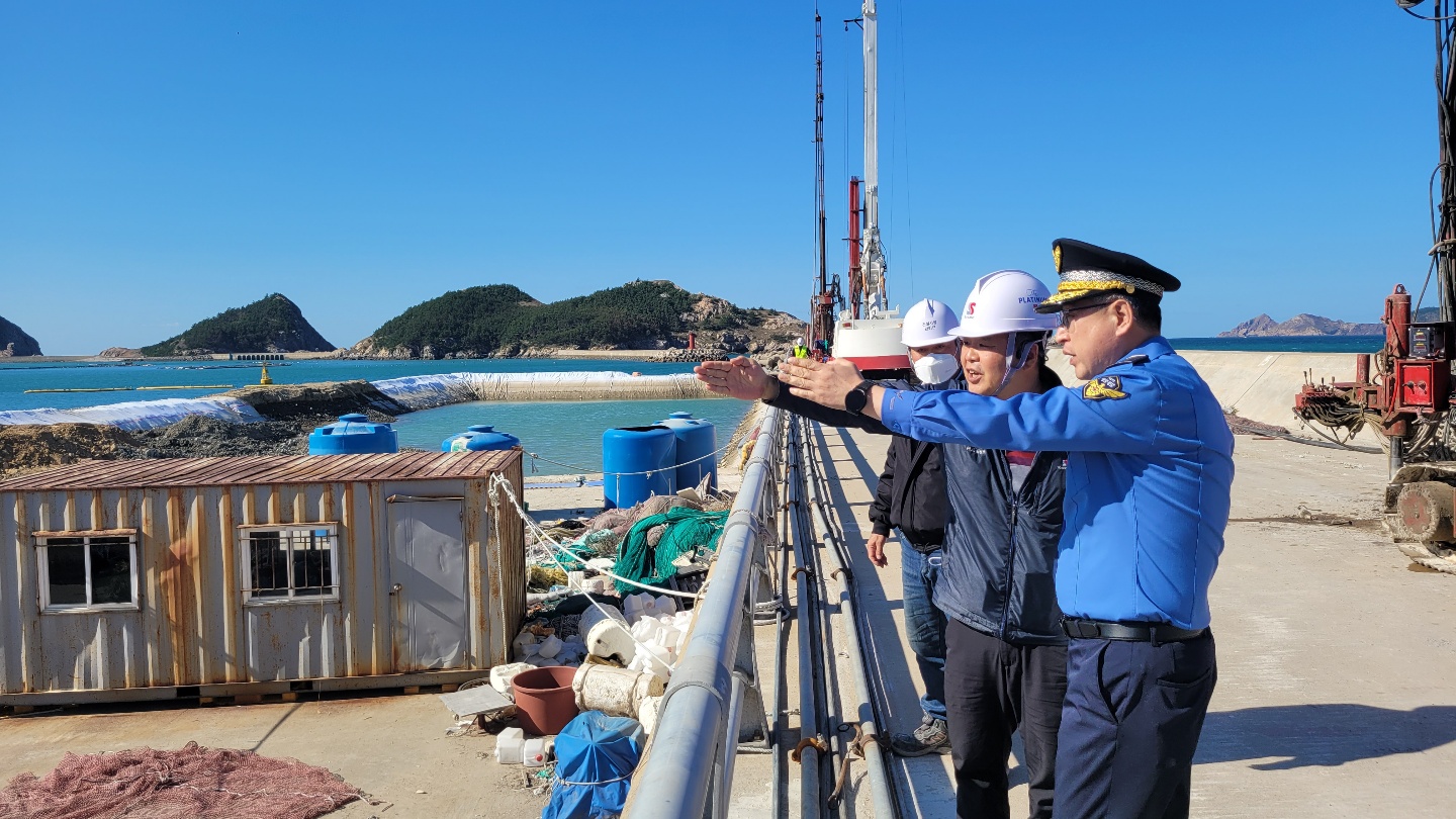 김종욱 서해지방해양경찰청장이 19일 흑산항 전용부두 공사현장을 찾아 진행상황을 점검하고 있다.