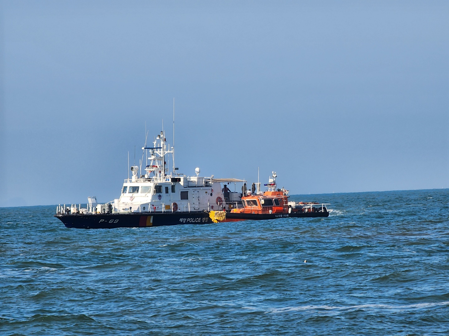 28일 전북 군산시 십이동파도 인근 해상에서 해양사고에 대비하기 위해 실시한 서해지방해양경찰청의 ‘민·관·군 합동 수난대비 기본훈련(FTX)’ 모습