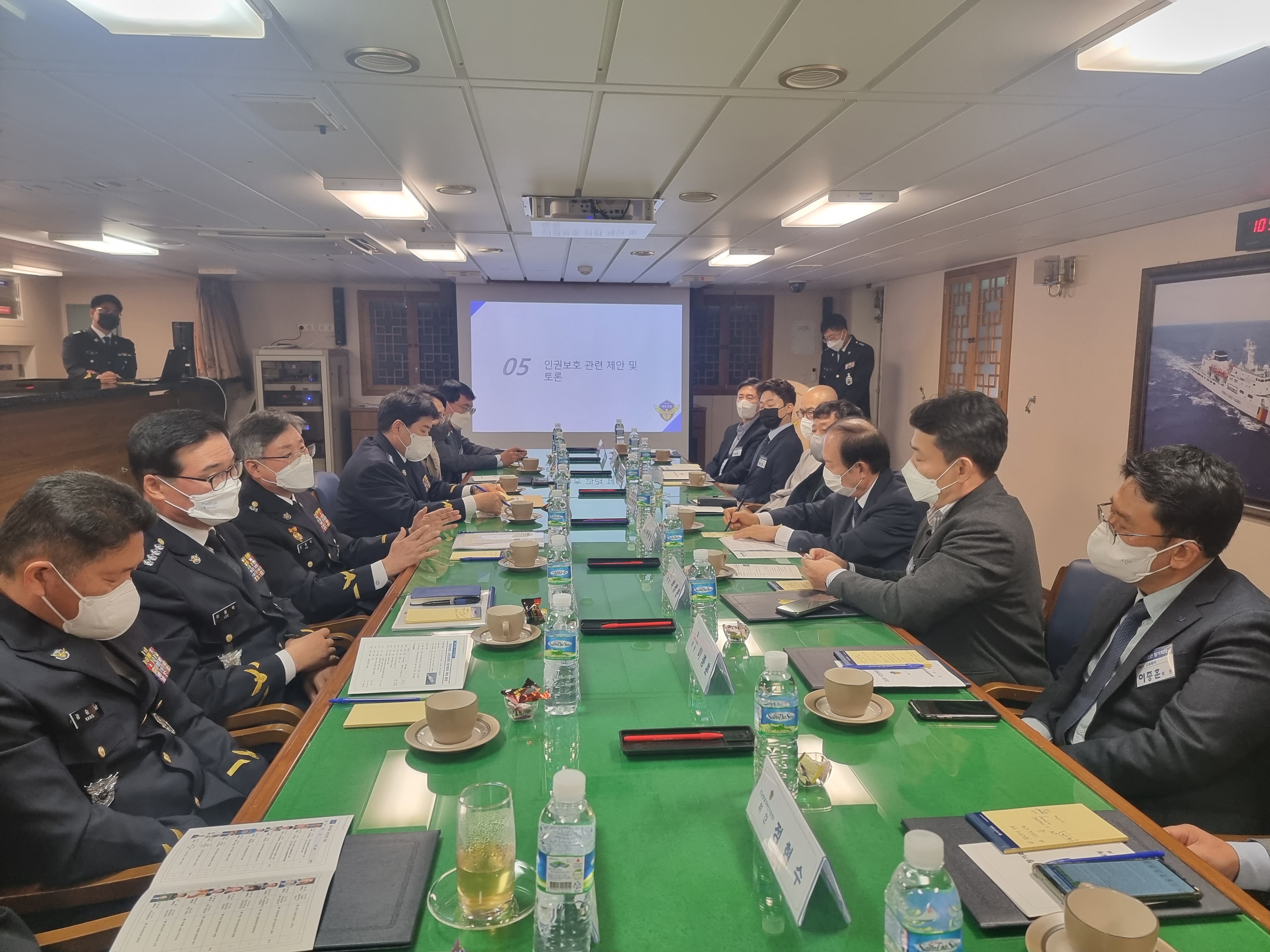 9일 목포시 죽교동 해경 전용부두 내 경비함 3015함에서 열린 서해지방해양경찰청의 ‘2022년 시민인권단 정기회의’ 모습.
