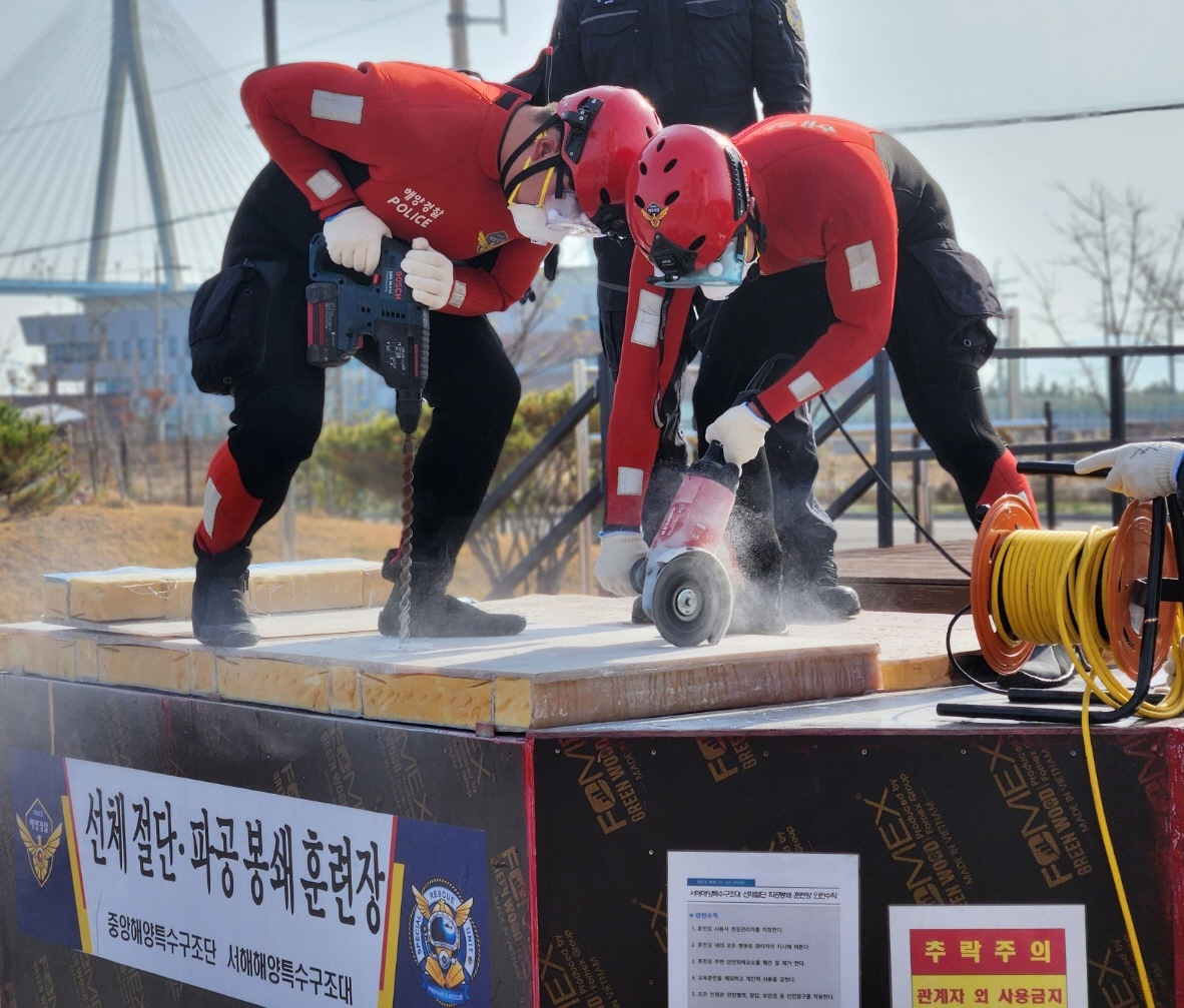 지난 9일 목포시 죽교동에 위치한 서해지방해양경찰청 특공대 훈련장에서 실시한 전복선박 인명구조 역량 강화 훈련 모습