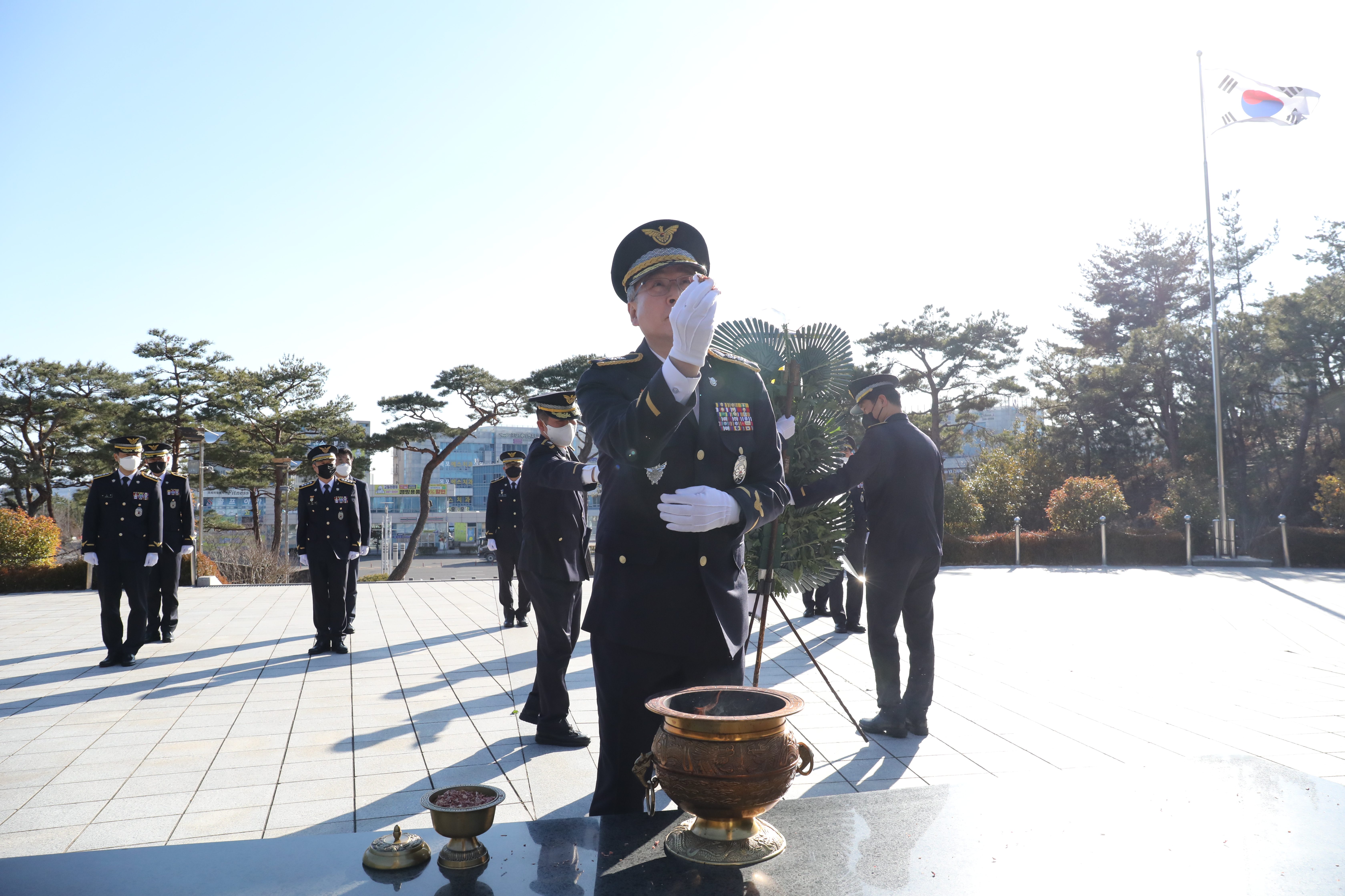 김종욱 서해지방해양경찰청장이 2일 목포시 부흥산 현충탑에서 분향을 하고 있다.