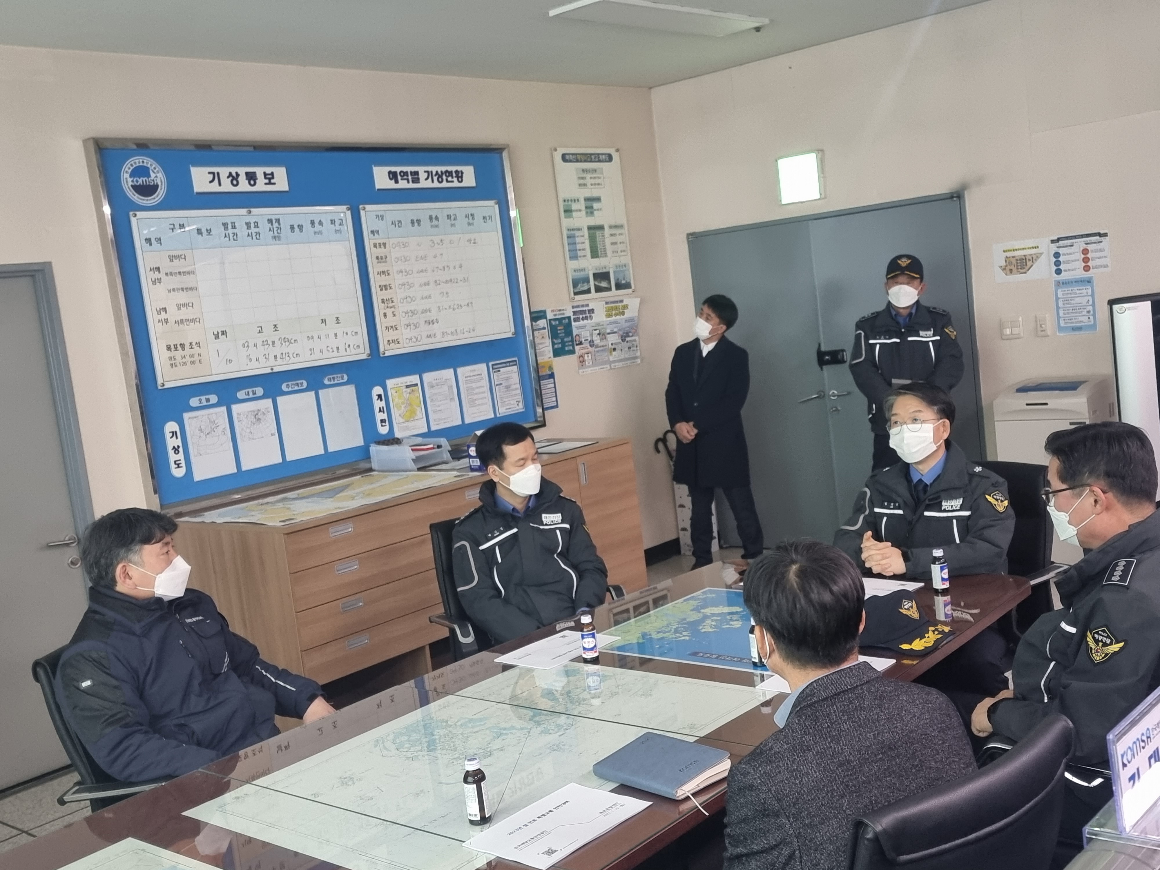 임명길 서해지방해양경찰청장이 10일 한국해양교통안전공단 목포지사 운항관리센터에 방문해 해양안전관리 실태를 점검하고 있다.