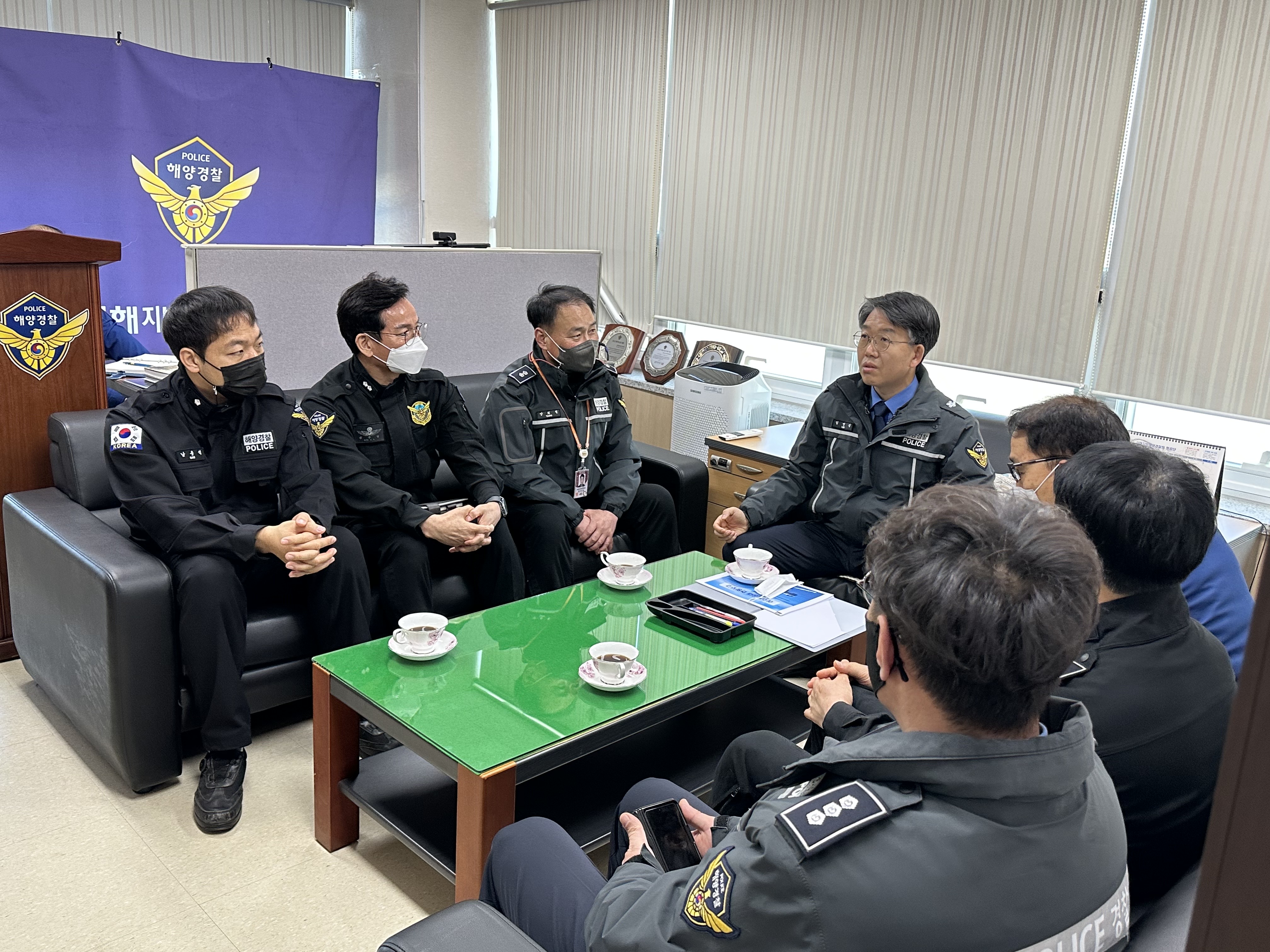 임명길 서해지방해양경찰청장이 17일 여수회전익항공대를 방문해 현장세력 대응태세를 점검하고 있다.