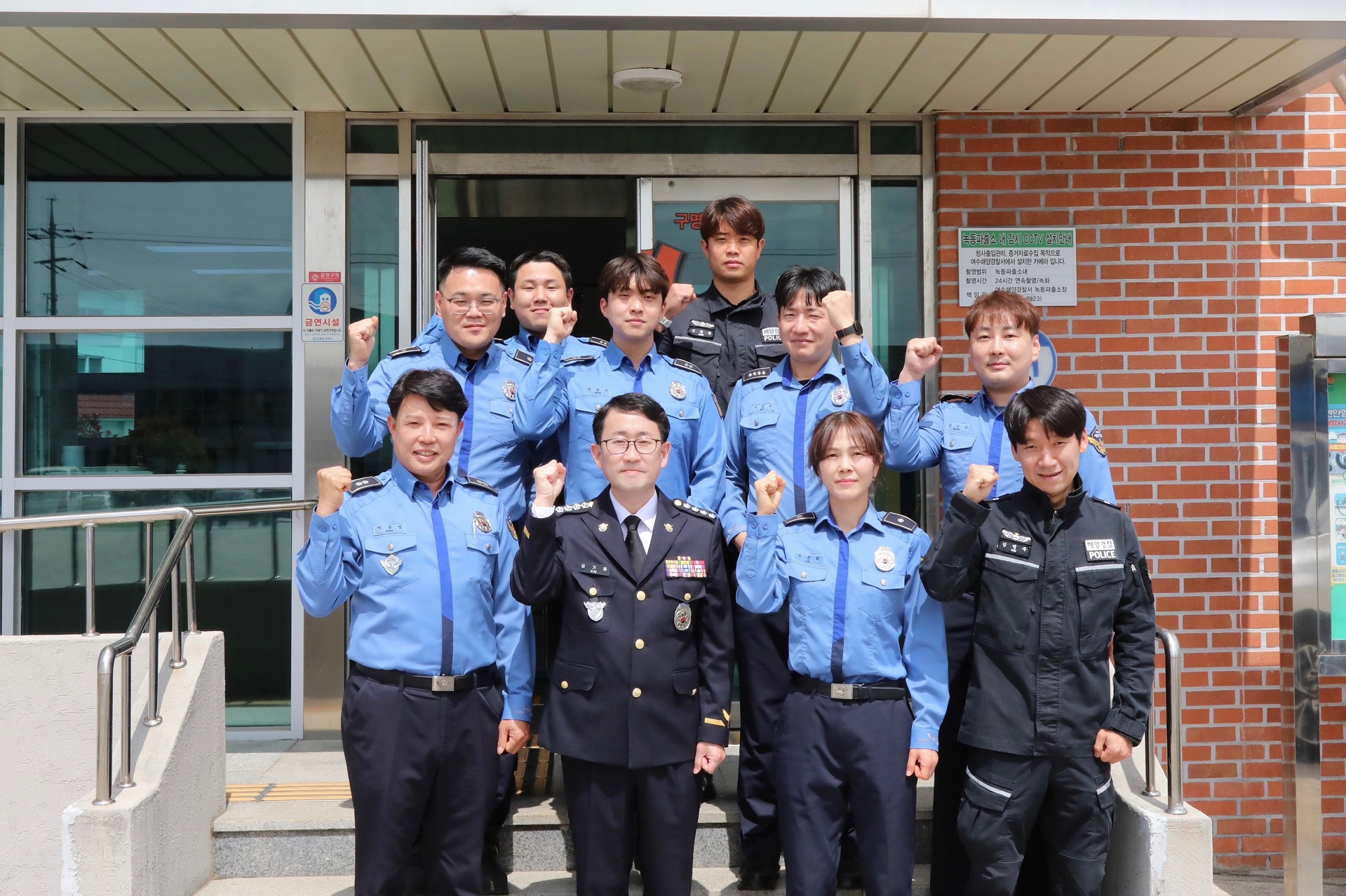 실종자를 이송하기 위해 전남도 민간수중업체 동원된 선박에 접안중인 사진 실종자를 이송하기 위해 전남도 민간수중업체 동원된 선박에 접안중인 사진