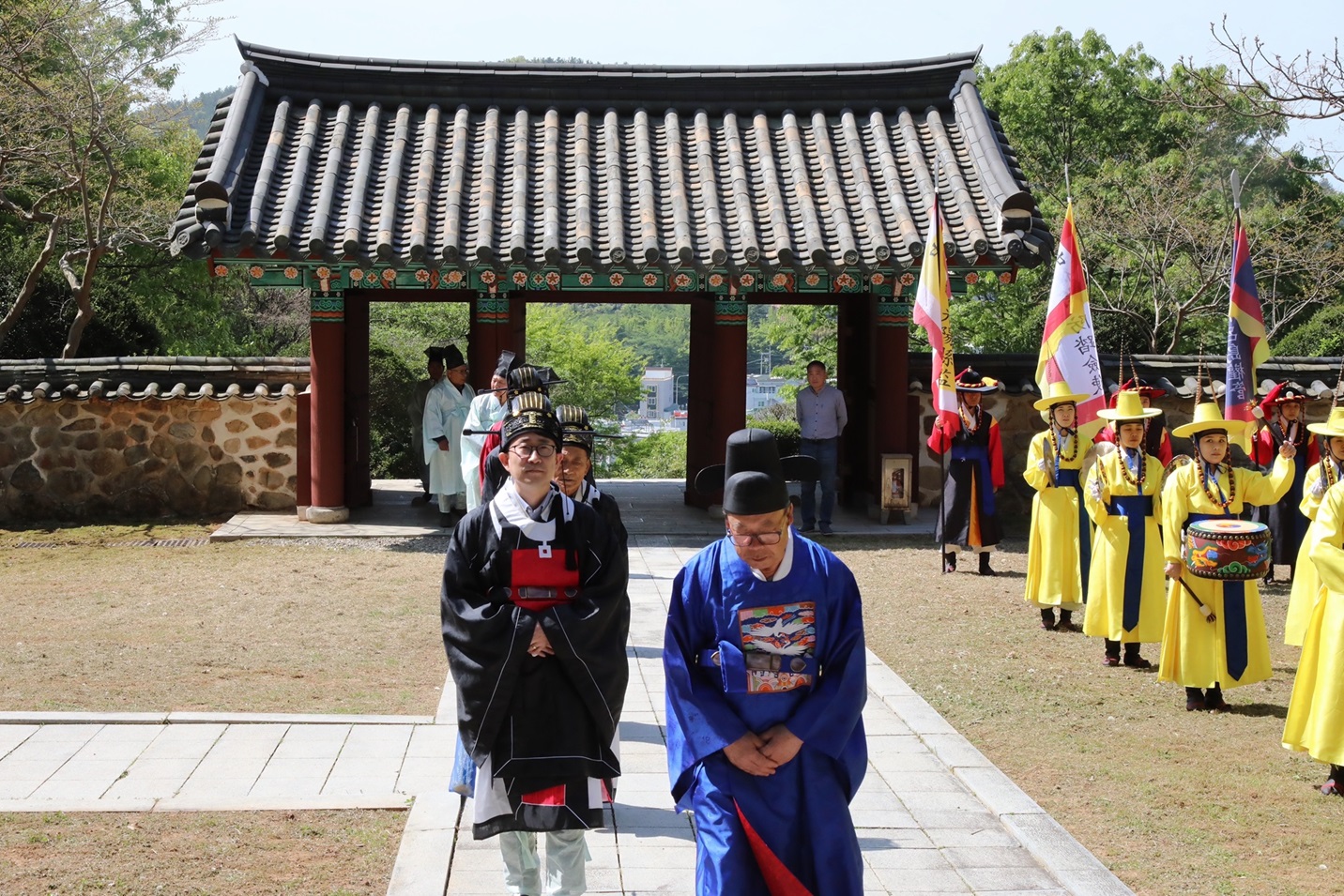 여수해경서장이 충무공 탄신일 행사에 참여