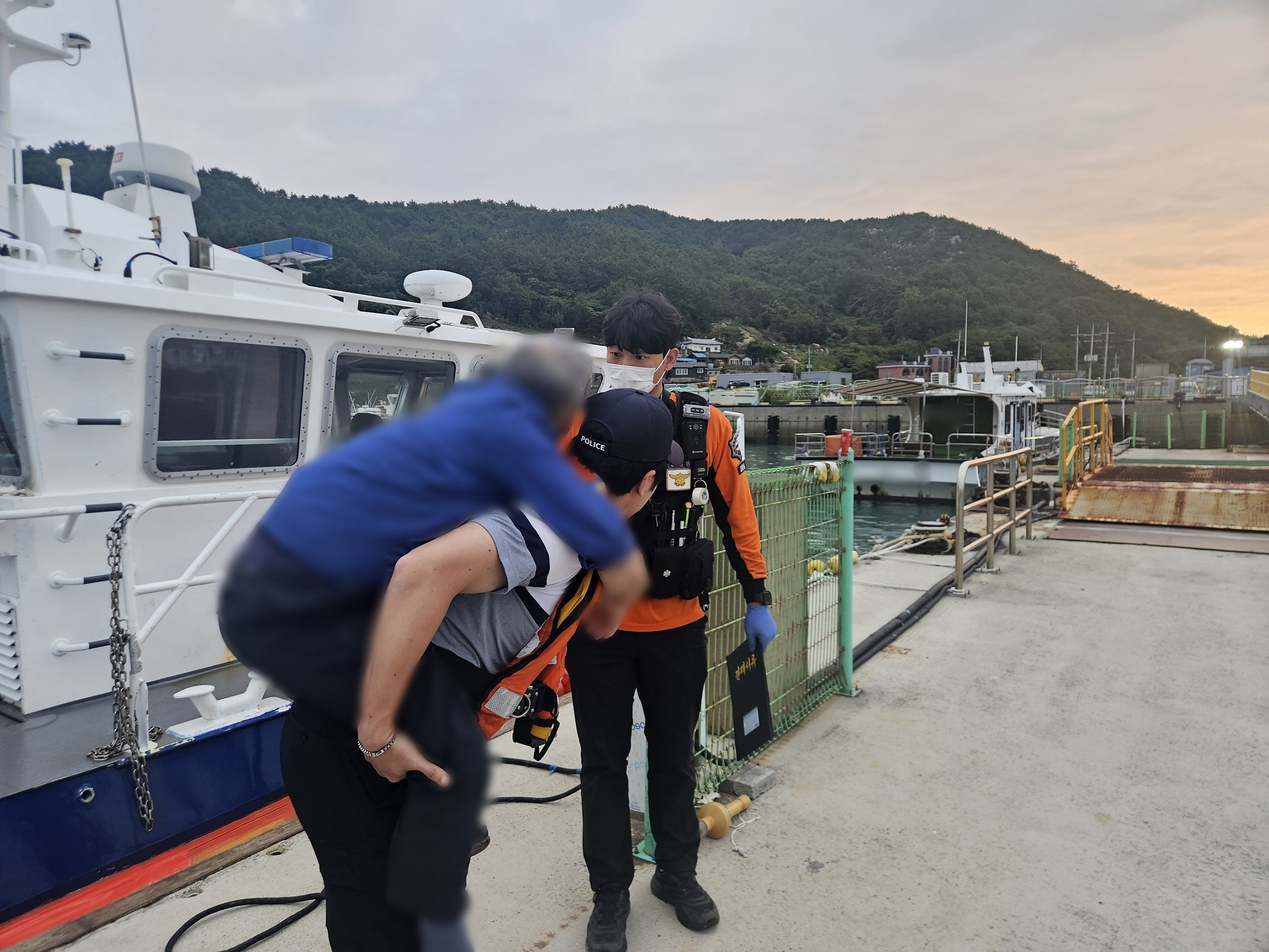 추석연휴기간 섬지역 거동불가 응급환자를 이송중이다 추석연휴기간 섬지역 거동불가 응급환자를 이송중이다