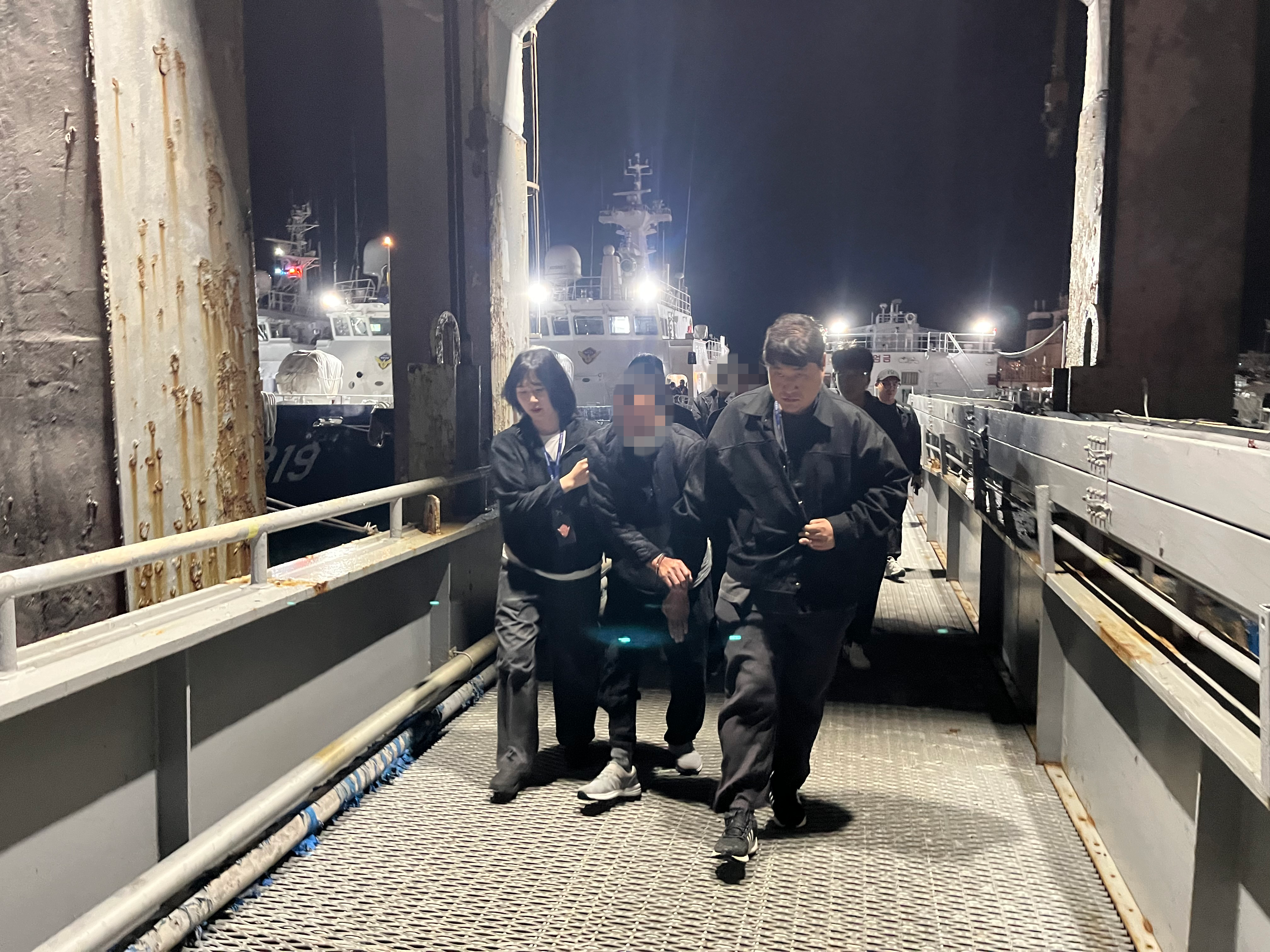 -밀입국의심 인원을 검거, 신진항 입항 후 압송중인 모습