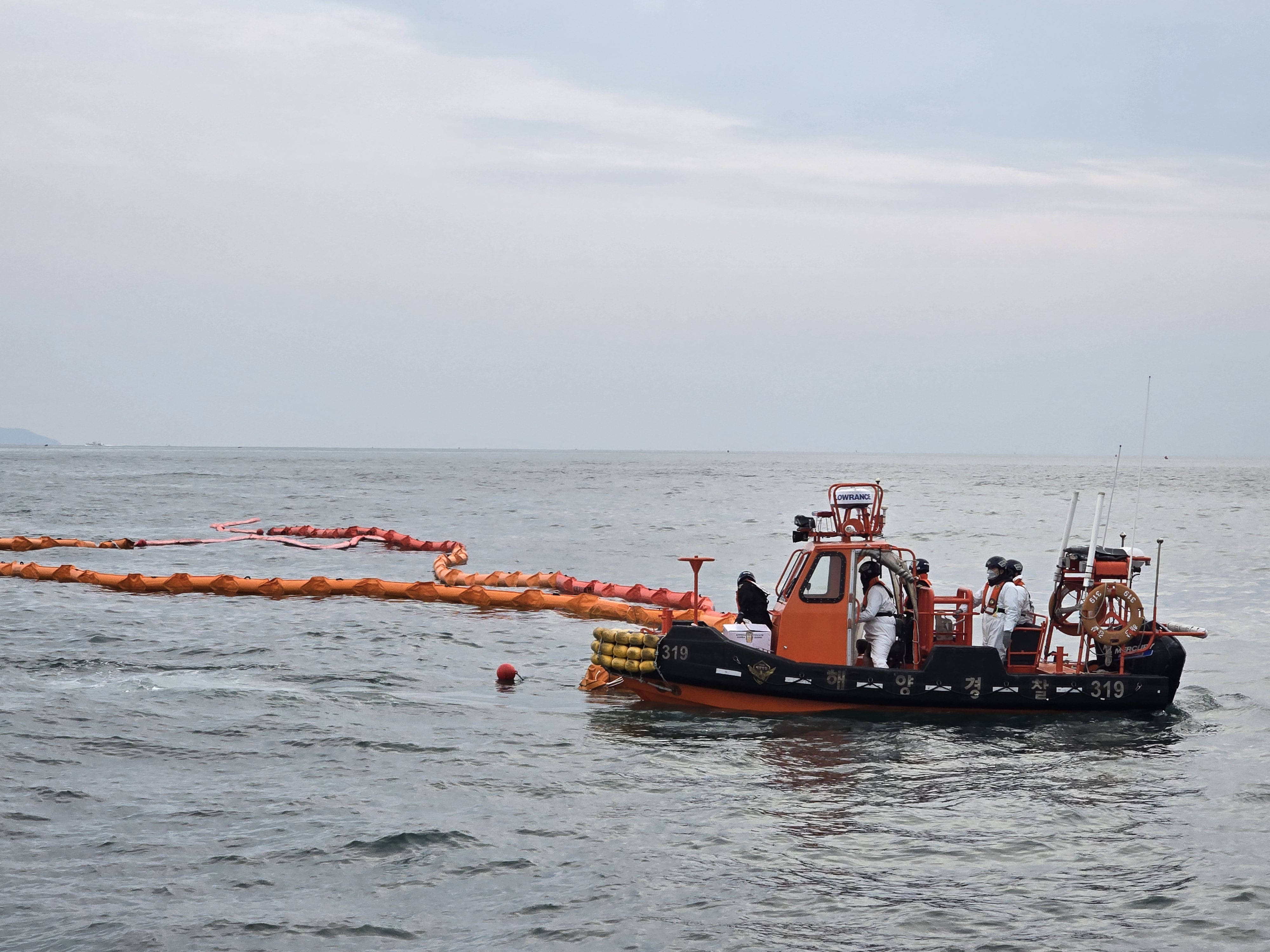 251031 고속단정을 이용해 방제작업 중인 태안해양경찰(319함) (1)