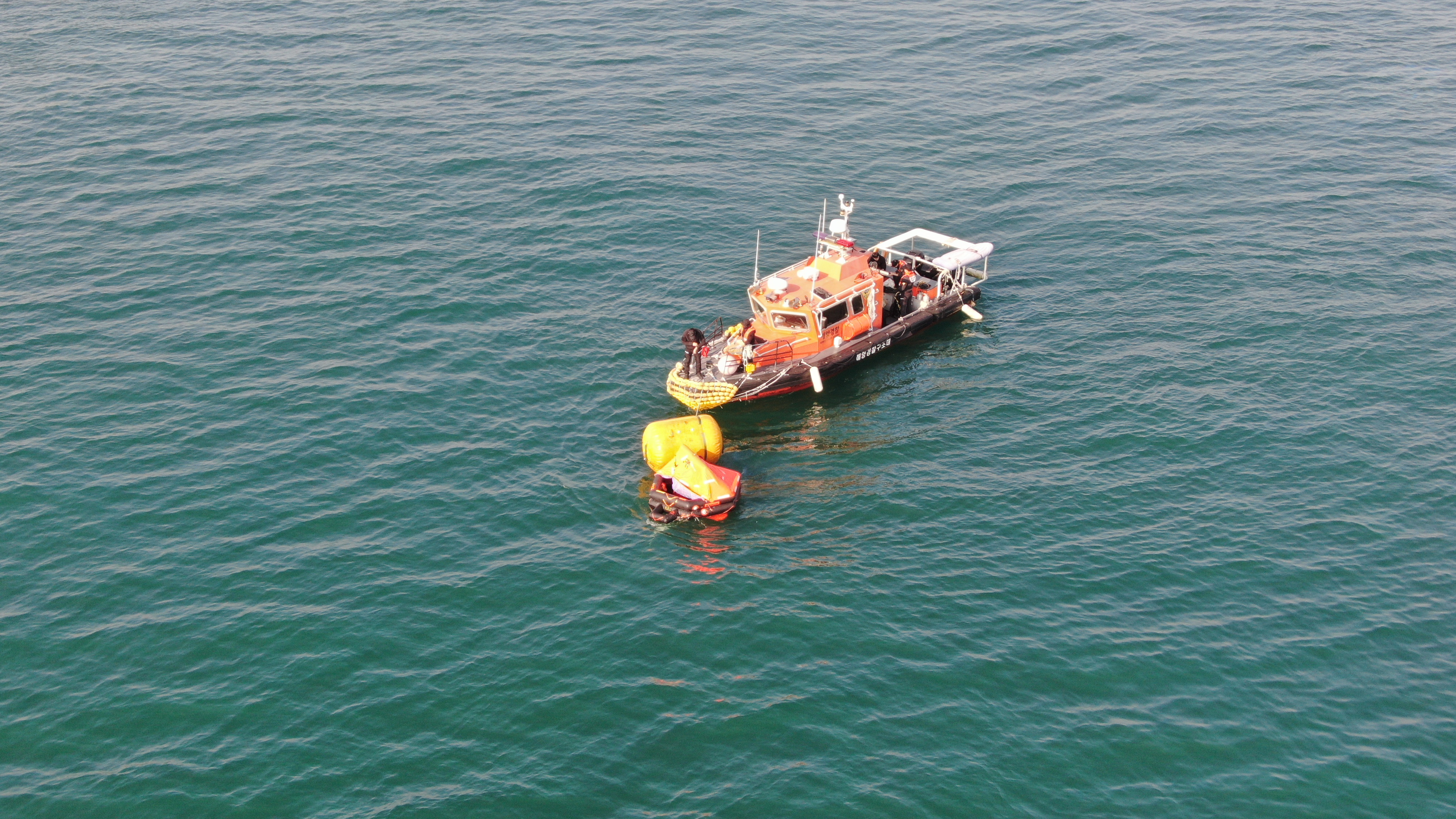 251031 태안구조대가 사고해점에 라이트부이를 설치하는 모습 (1)