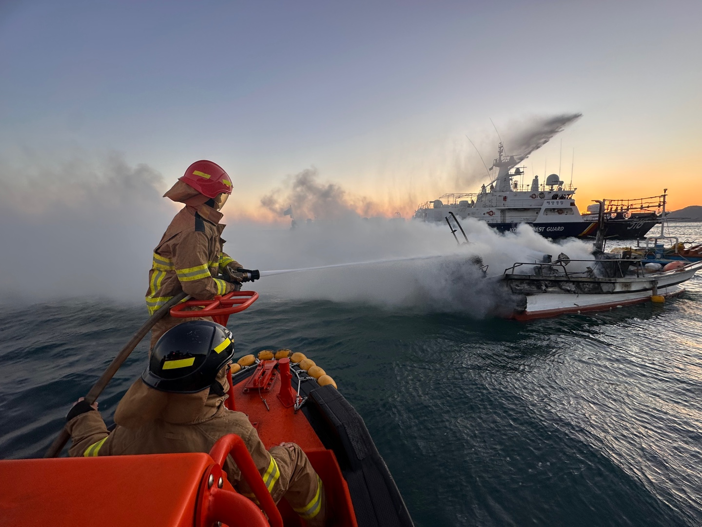 24.11.22 여수 해상에서 선박 화재로 여수해경이 대응중인 사진 24.11.22 여수 해상에서 선박 화재로 여수해경이 대응중인 사진