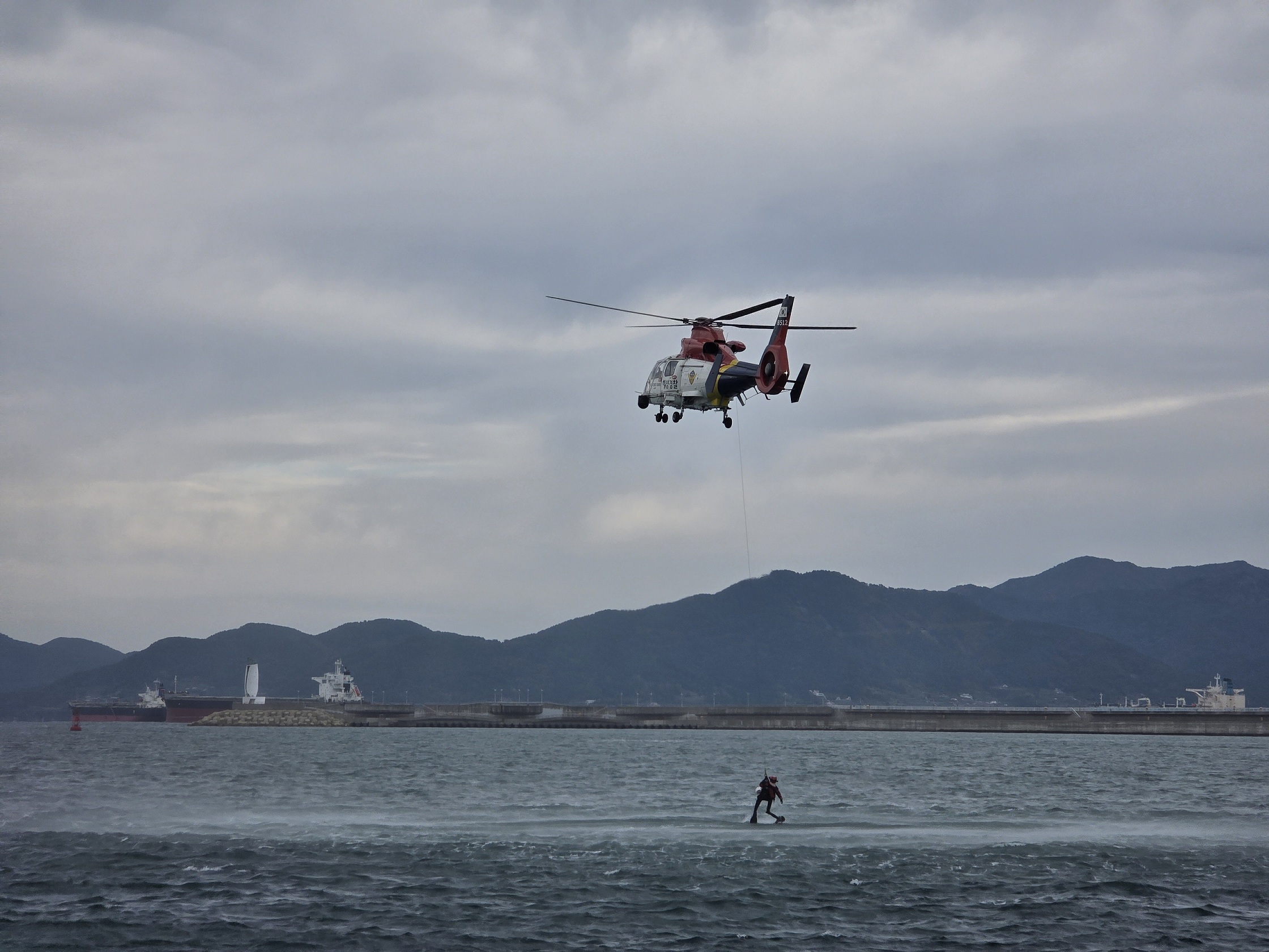 해양경찰 구조헬기에서 호이스트를 이용 익수자 구조장면을 시연하고 있다 해양경찰 구조헬기에서 호이스트를 이용 익수자 구조장면을 시연하고 있다