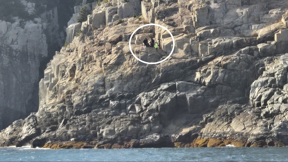 여수해경이 갯바위 추락 환자 응급처치 및 이송중인 사진(1)