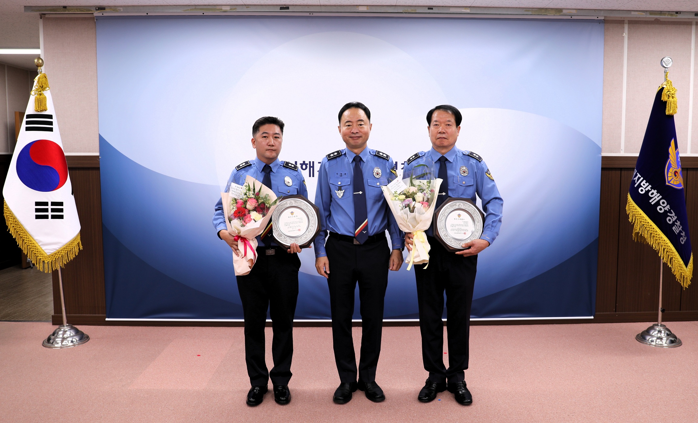 여수해경 돌산파출소(오른쪽 경감 추상현)가 서해청 최우수 파출소에 선정되었다 