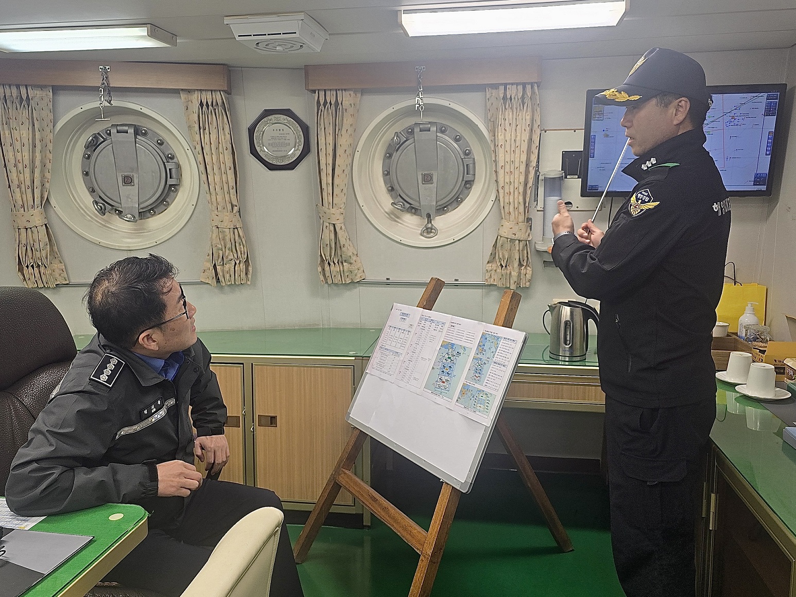 여수해양경찰서장이 함정에 승선하여 해상통제 임무를 총괄중이다 여수해양경찰서장이 함정에 승선하여 해상통제 임무를 총괄중이다