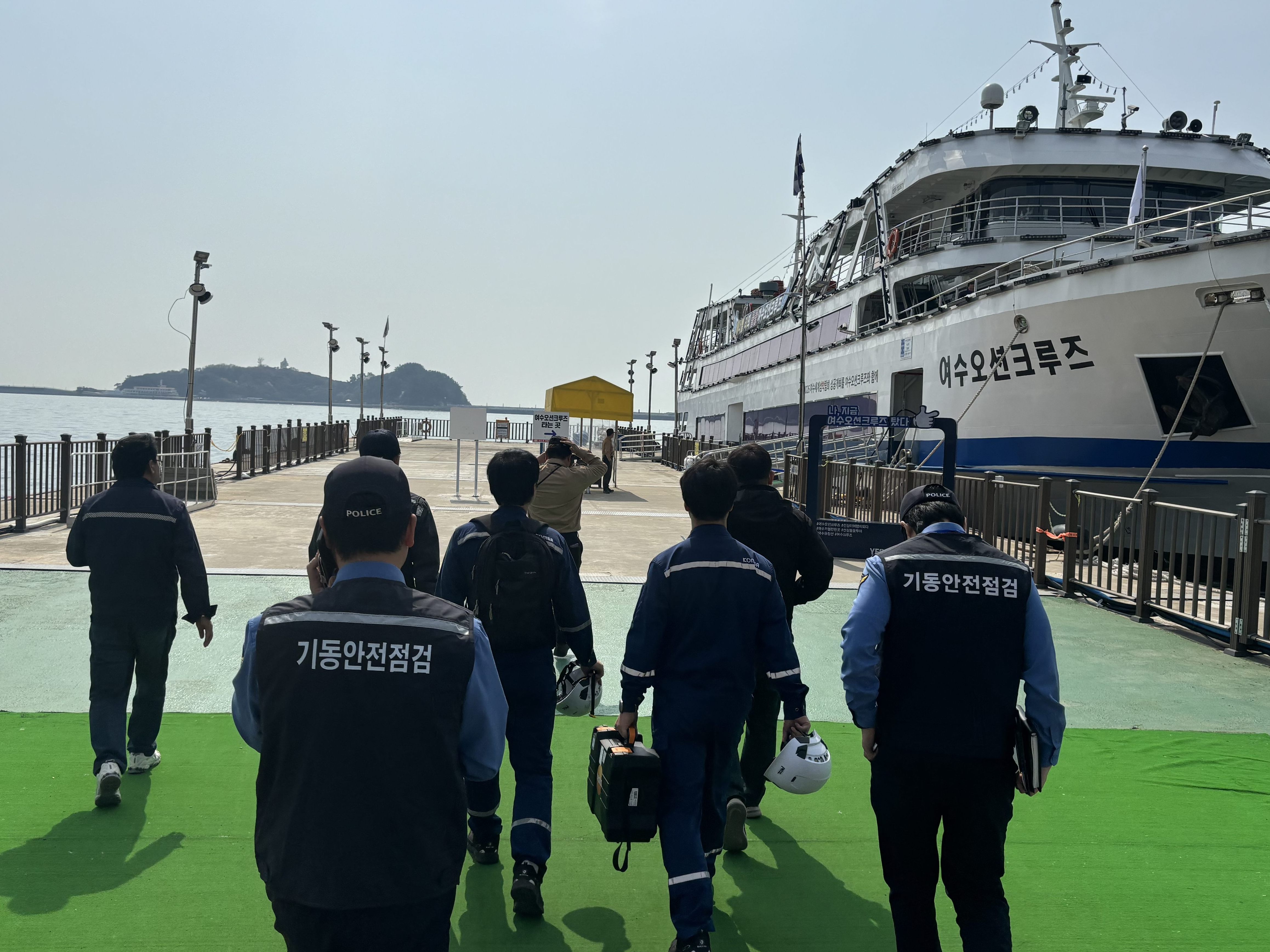 여수해경이 다중이용선박 대상 현장점검중인 사진 여수해경이 다중이용선박 대상 현장점검중인 사진