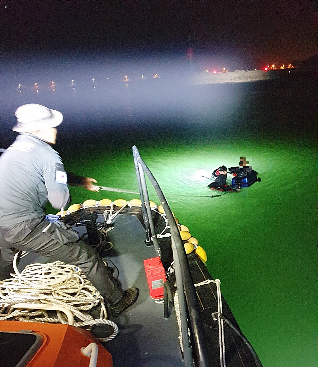 ▲지난 21년 5월24일 야간 해루질에 홀로 나선 60대 남성이 파도리 통개항 앞 등대 갯바위에 고립돼 긴급출동한 태안해경에 구조되고 있다.  © 태안해양경찰서