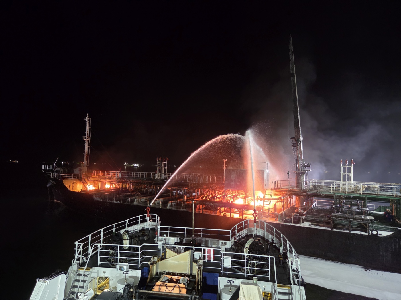 25년 8월 여수 A정박지 선박 화재 사진