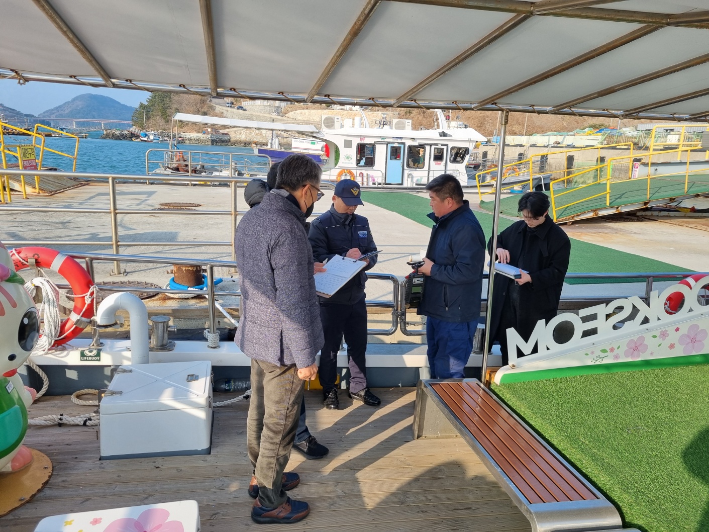 여수해경에서 다중이용선박을 점검하는 장면