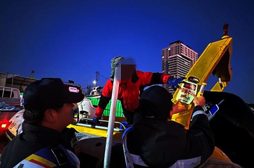 (25.11.22.) 강릉해경_ 새벽출항 낚시어선-레저보트 충돌사고 예방 캠페인 전개