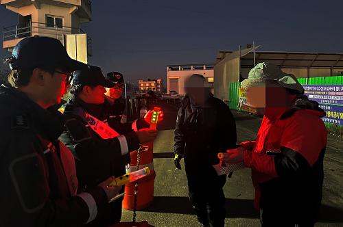 (25.11.22.) 강릉해경_ 새벽출항 낚시어선-레저보트 충돌사고 예방 캠페인 전개 3