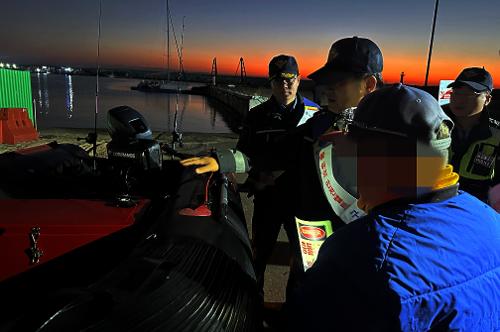 (25.11.22.) 강릉해경_ 새벽출항 낚시어선-레저보트 충돌사고 예방 캠페인 전개 2