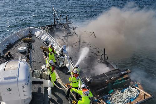 (200927) 어선 화재 진압 구조에 나선 군산해경, 인명피해 없음 1