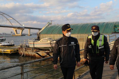 (201204) 동절기 대비 경비함정 점검에 나선 박상식 군산해경서장 1