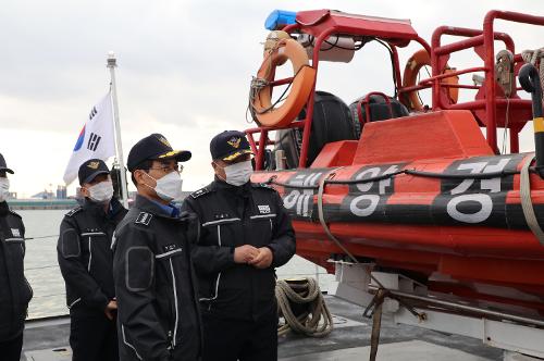 (201204) 동절기 대비 경비함정 점검에 나선 박상식 군산해경서장 2