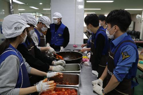 (210325) 경로식당에서 배식봉사 중인 해우리봉사단 1