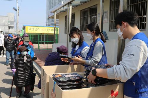 (210325) 경로식당에서 배식봉사 중인 해우리봉사단 2