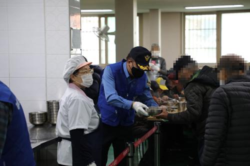 231123 박경채 군산해경서장, 지역사회와 함께하는 봉사활동 나서 사진3